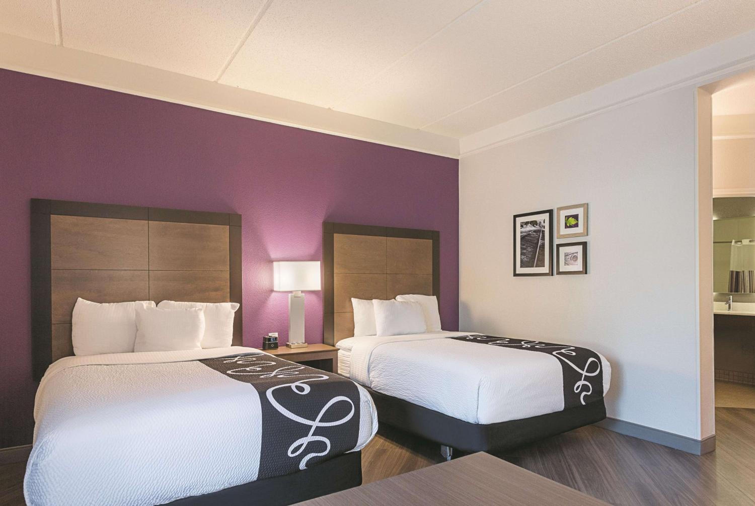 Double Room with Two Double Beds and Bath Tub - Mobility Accessible/Non-Smoking - Photo 4