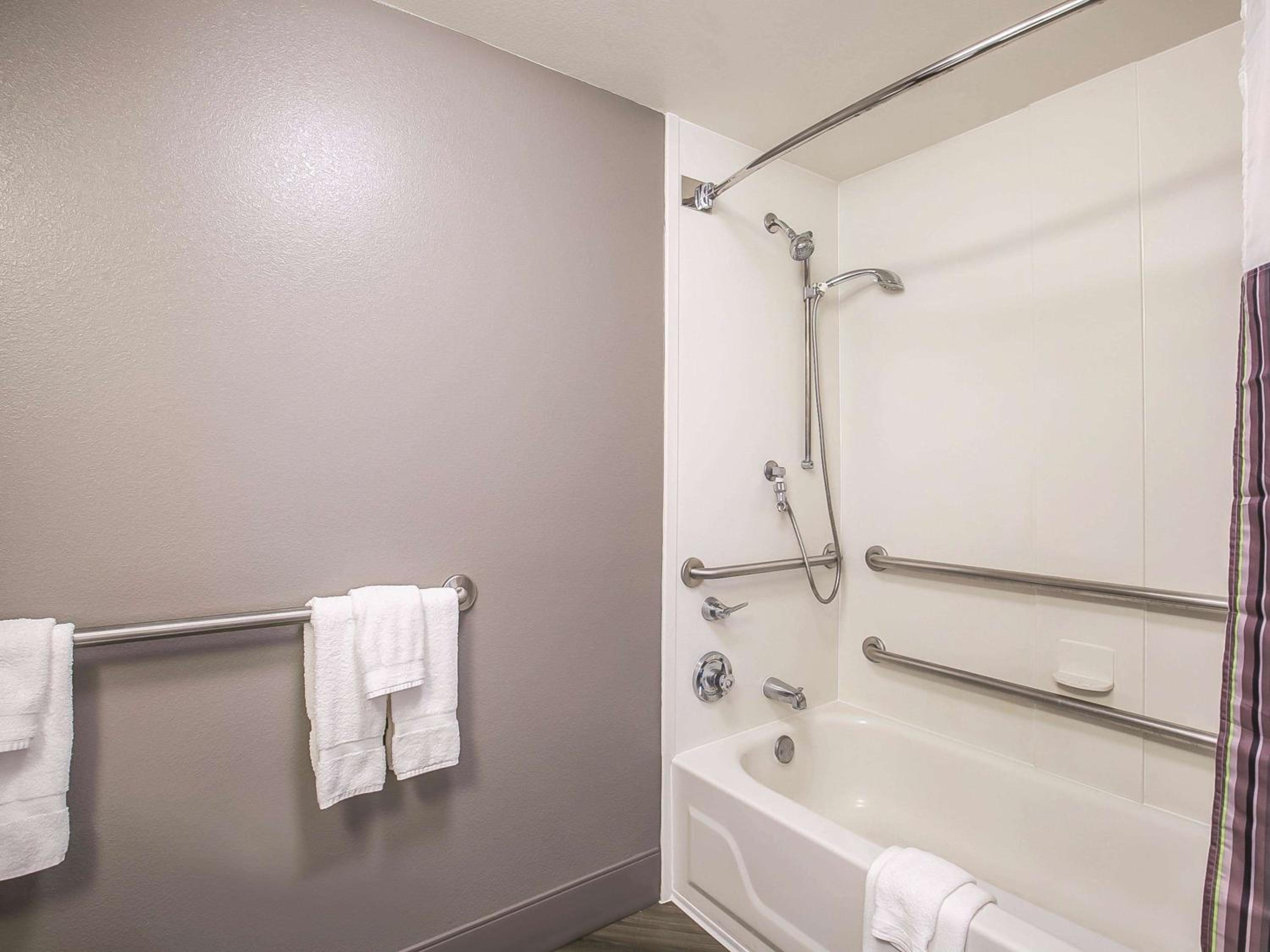King Room with Bath Tub - Mobility/Hearing Accessible - Non-Smoking - Photo 5