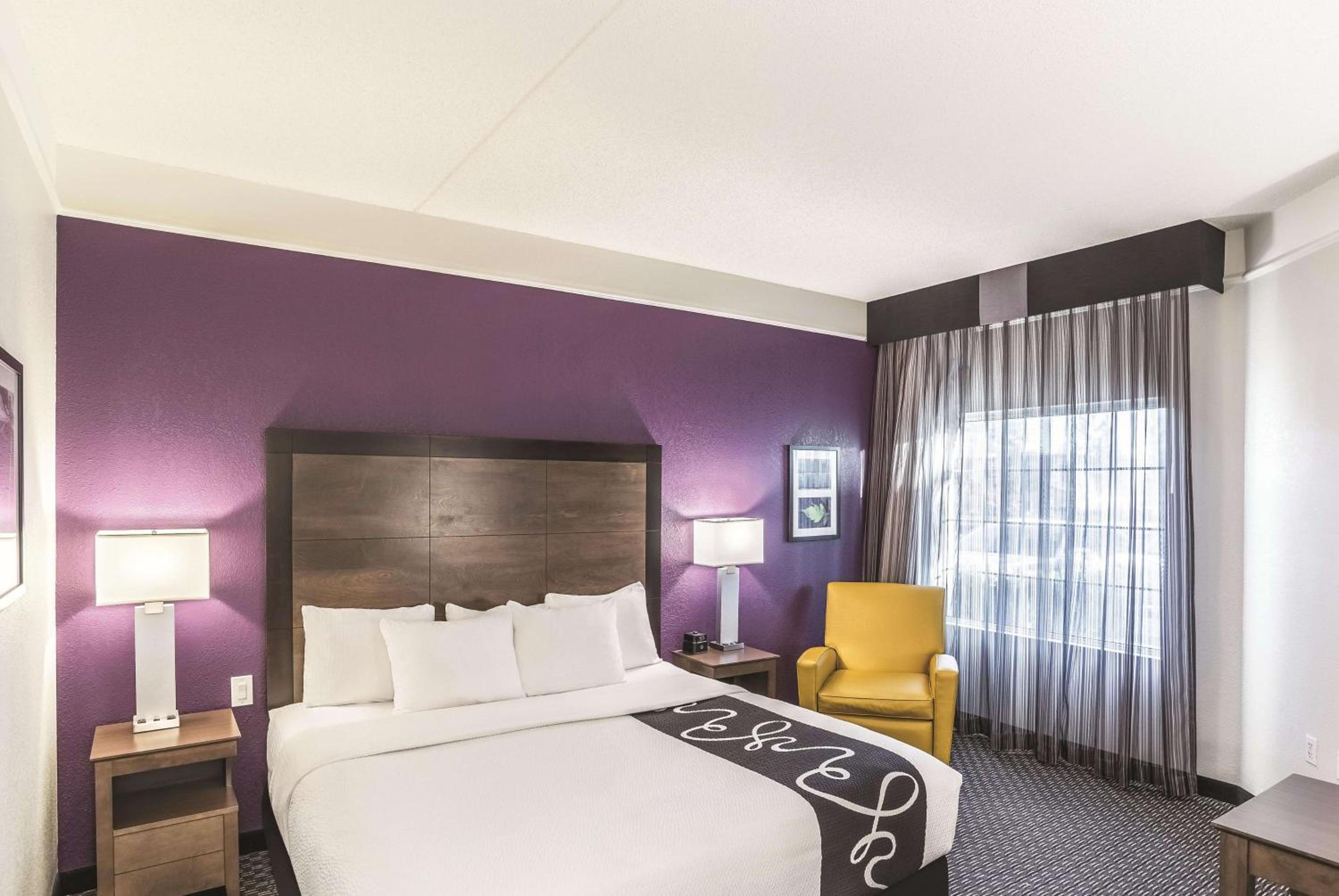 Deluxe King Room - Photo 3