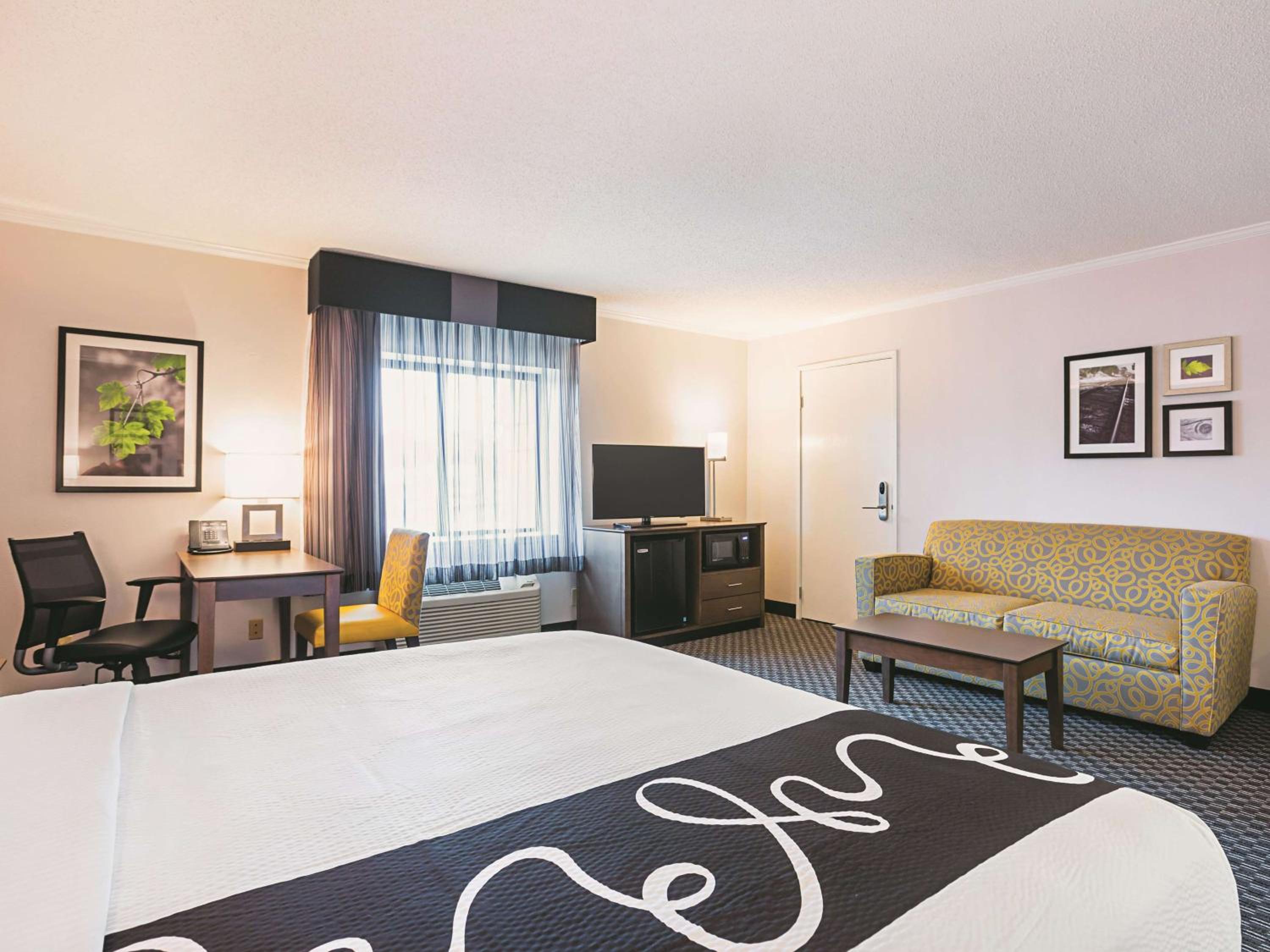 Deluxe King Room - Non-Smoking - Photo 1