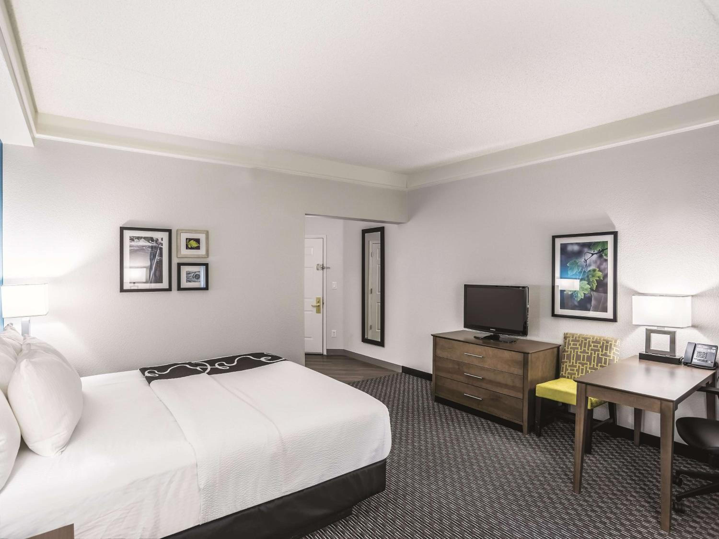 Deluxe King Room - Photo 2