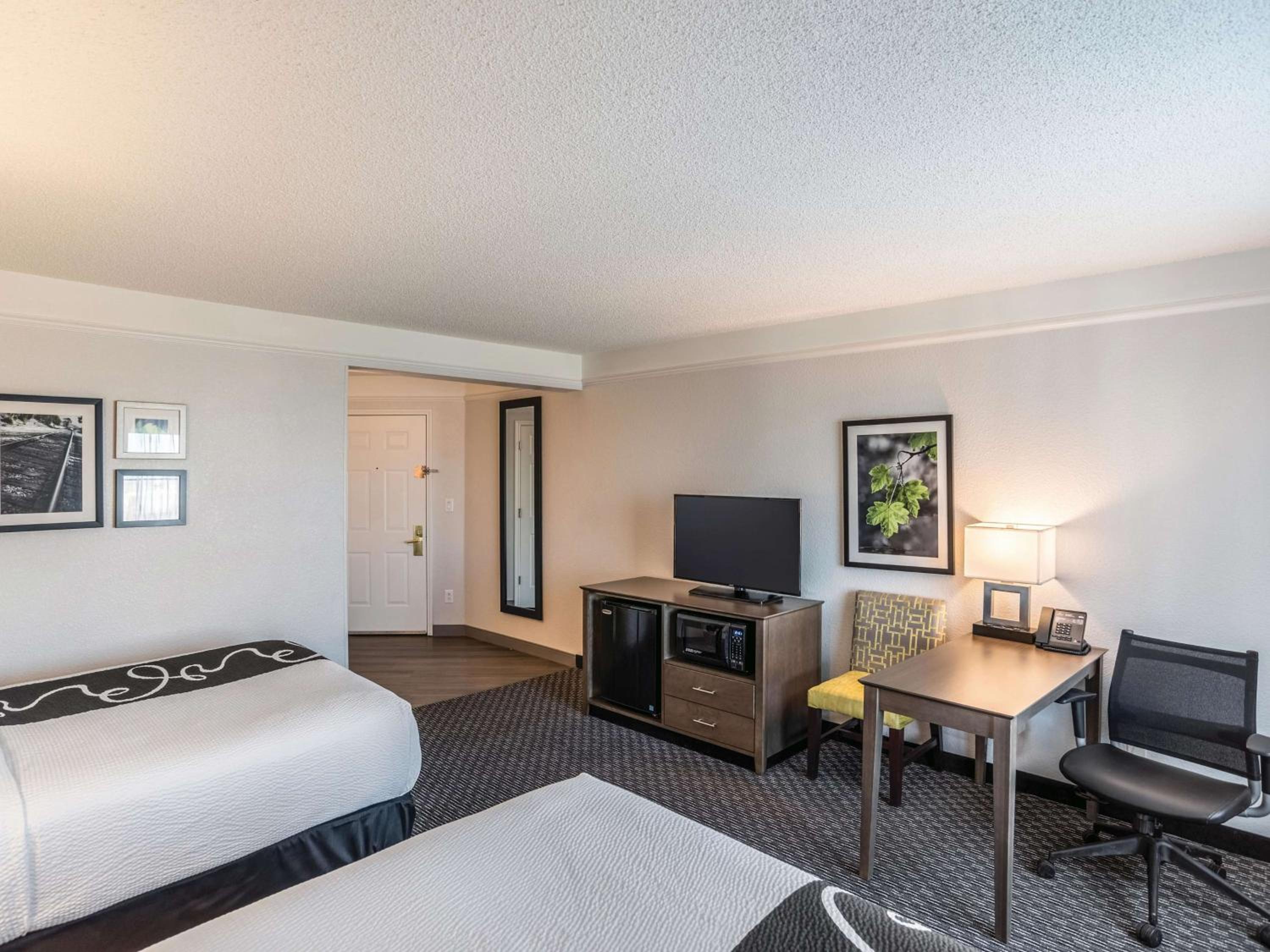 Deluxe Double Room with Two Double Beds - Photo 3