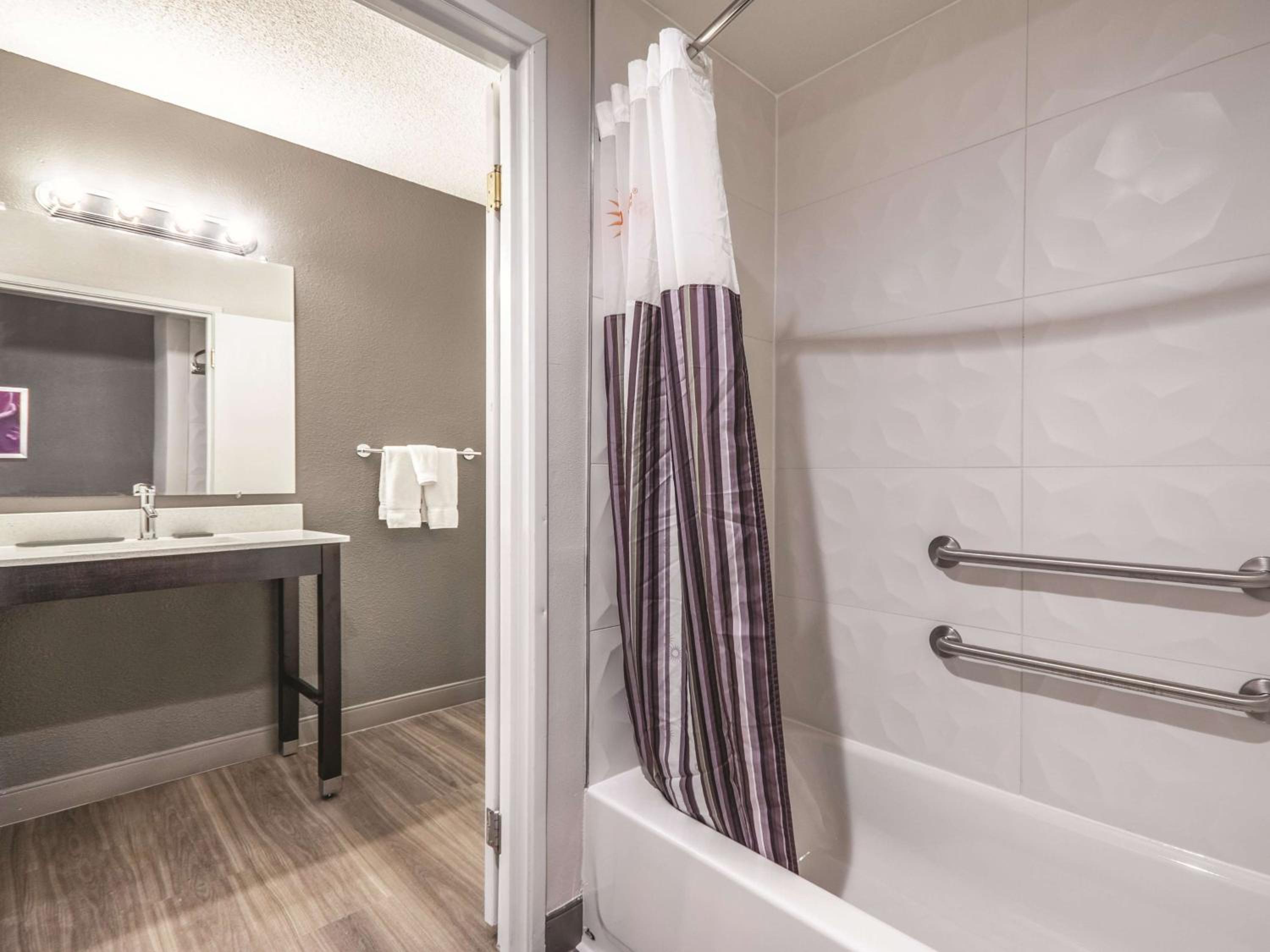 Double Room with Mobility/Hearing Impaired Access - Non-Smoking - Photo 3