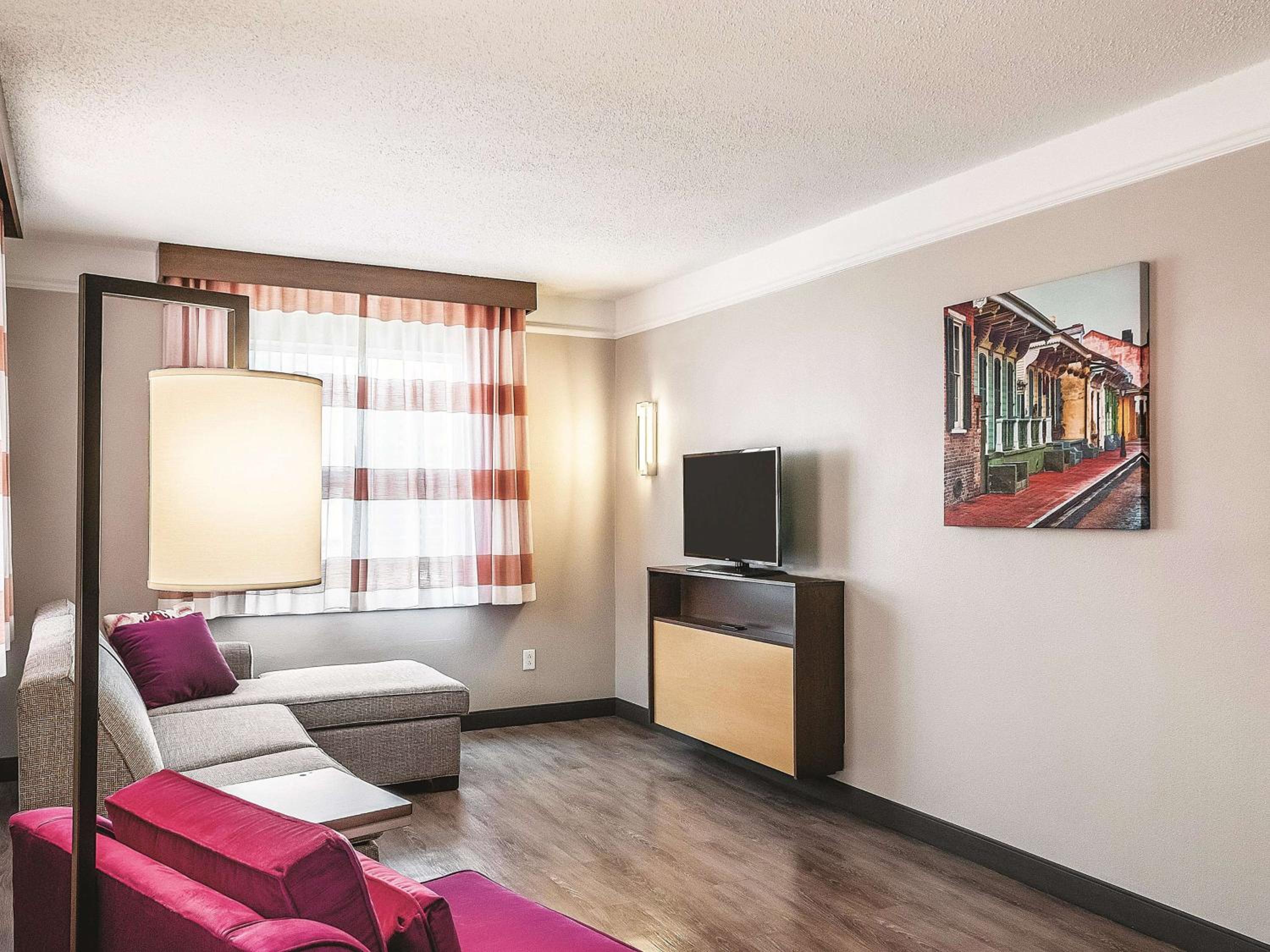 Deluxe King Suite with Sofa Bed - Photo 2