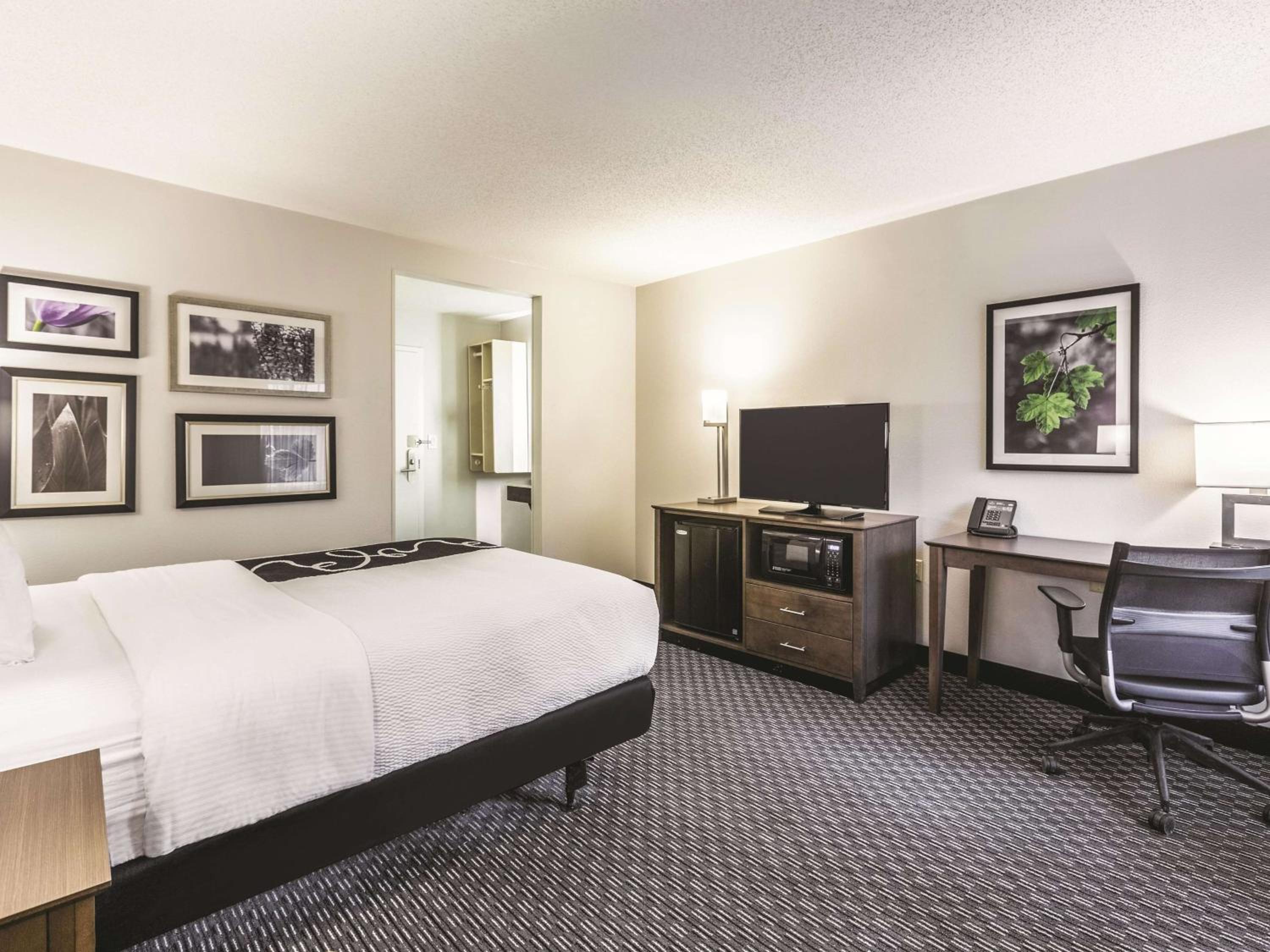1 Full Bed, Mobility/Hearing Accessible Room, Bathtub w/ Grab Bars, Non-Smoking - Photo 1