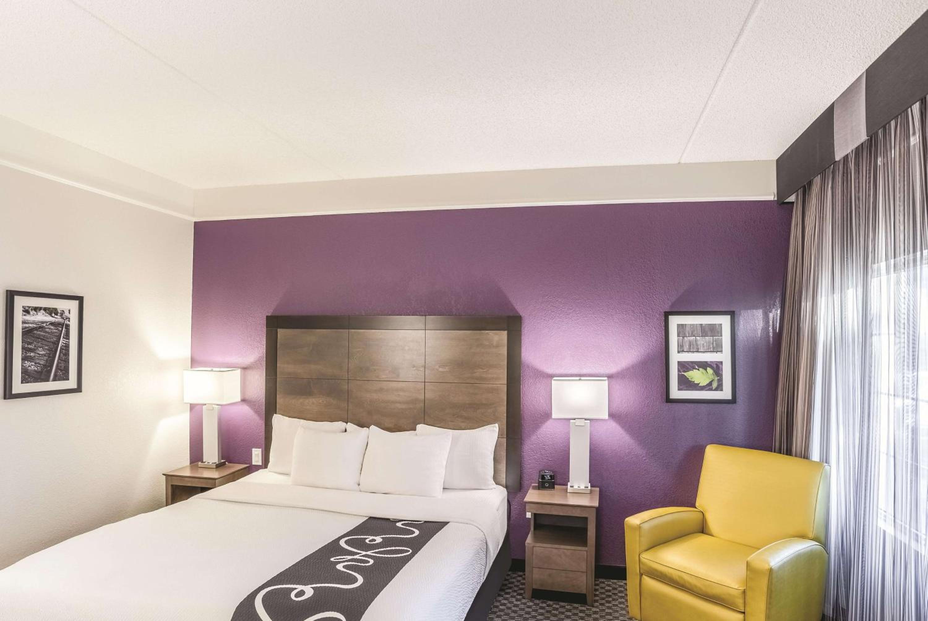 Deluxe King Room - Photo 4