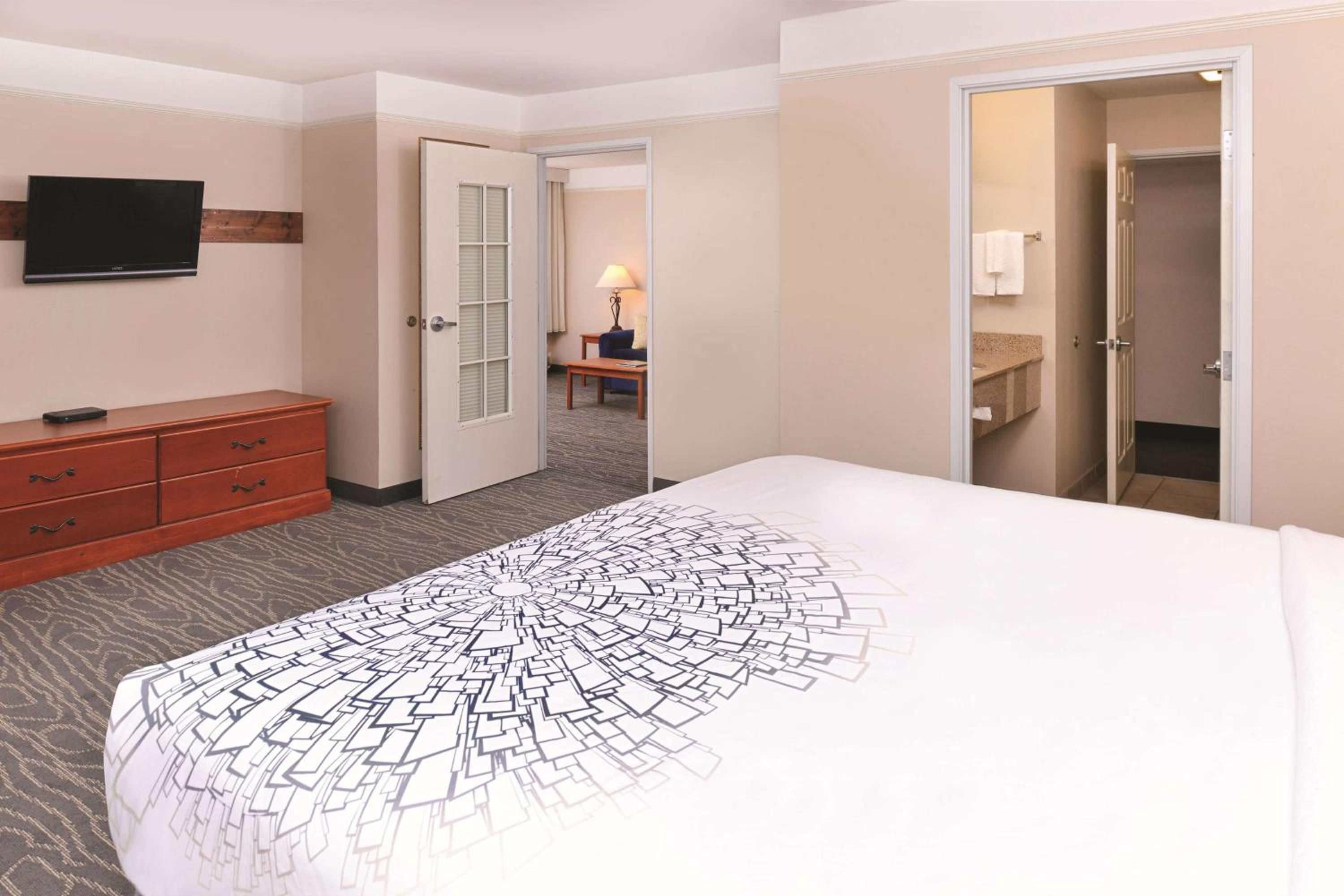 Deluxe King Suite with Mountain View - Non-Smoking - Photo 1