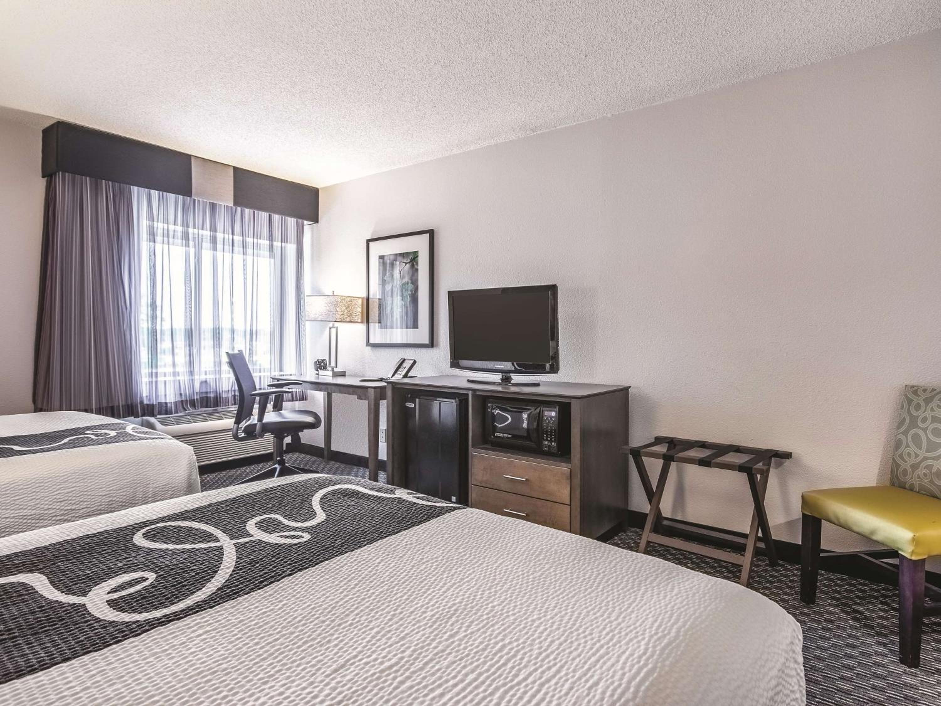 Deluxe Double Room with Two Double Beds - Photo 4