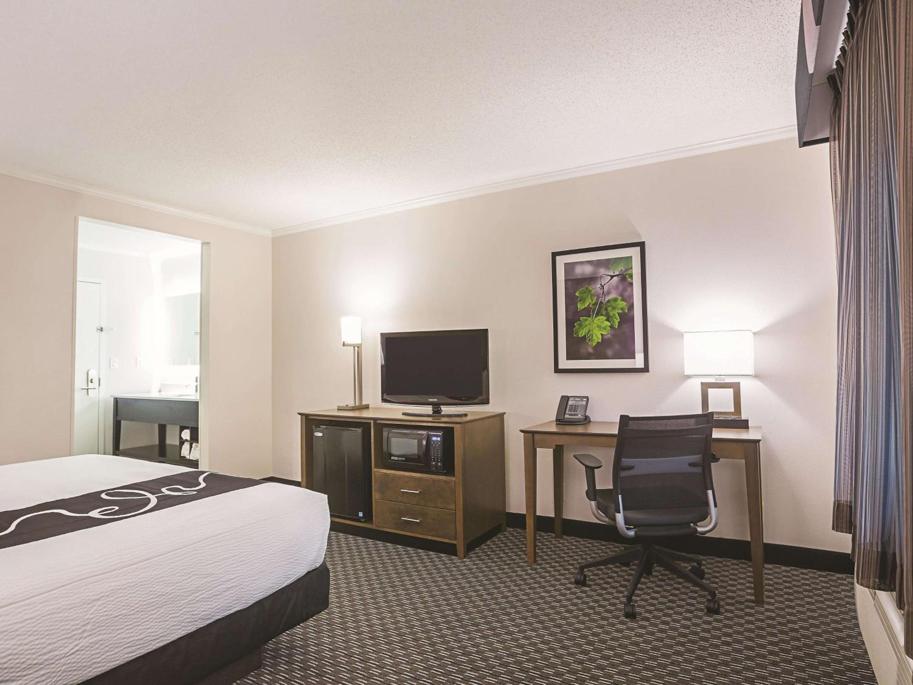 King Room - Non-Smoking - Photo 1