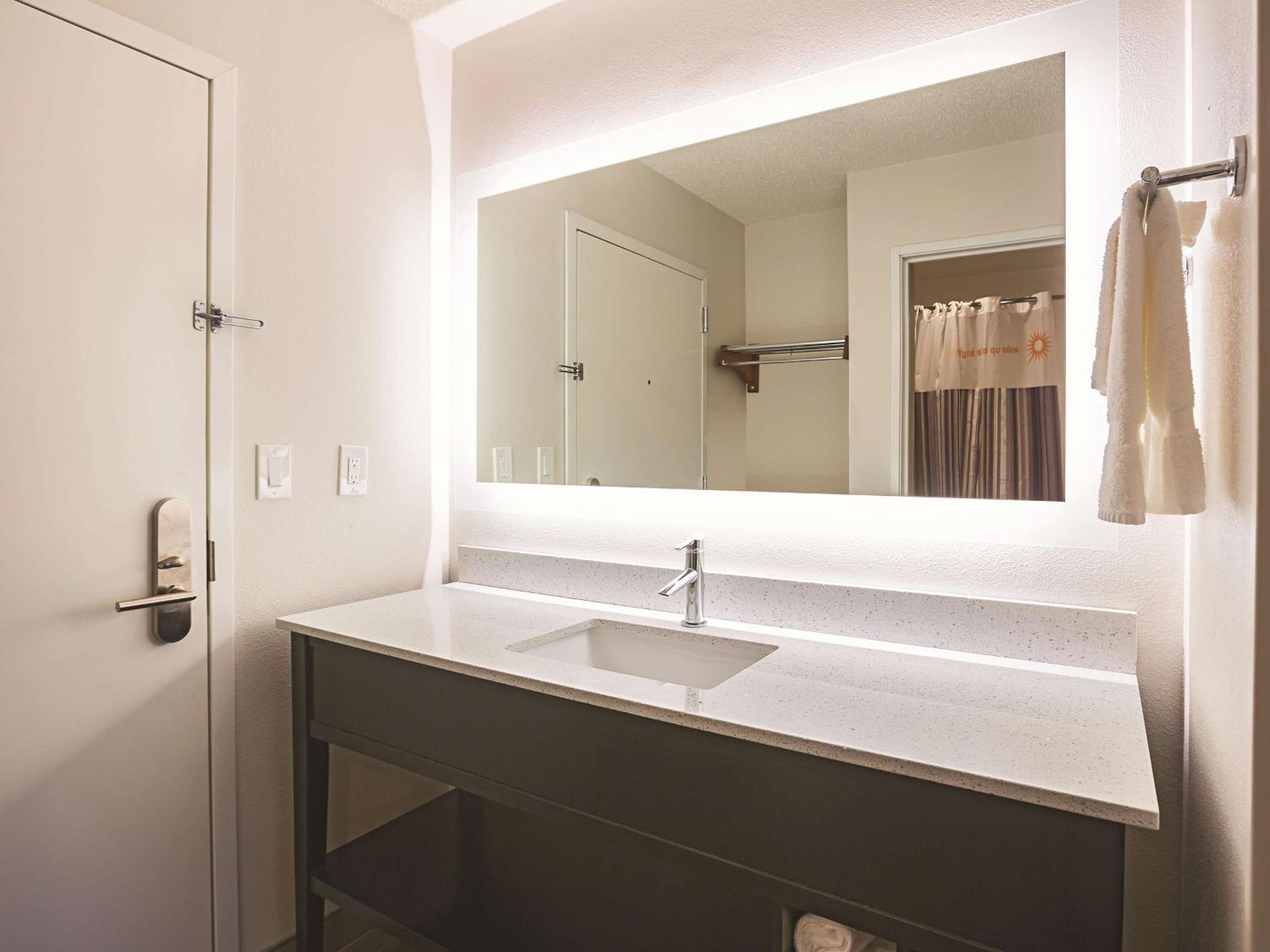 One-Bedroom King Suite - Non-Smoking - Photo 2