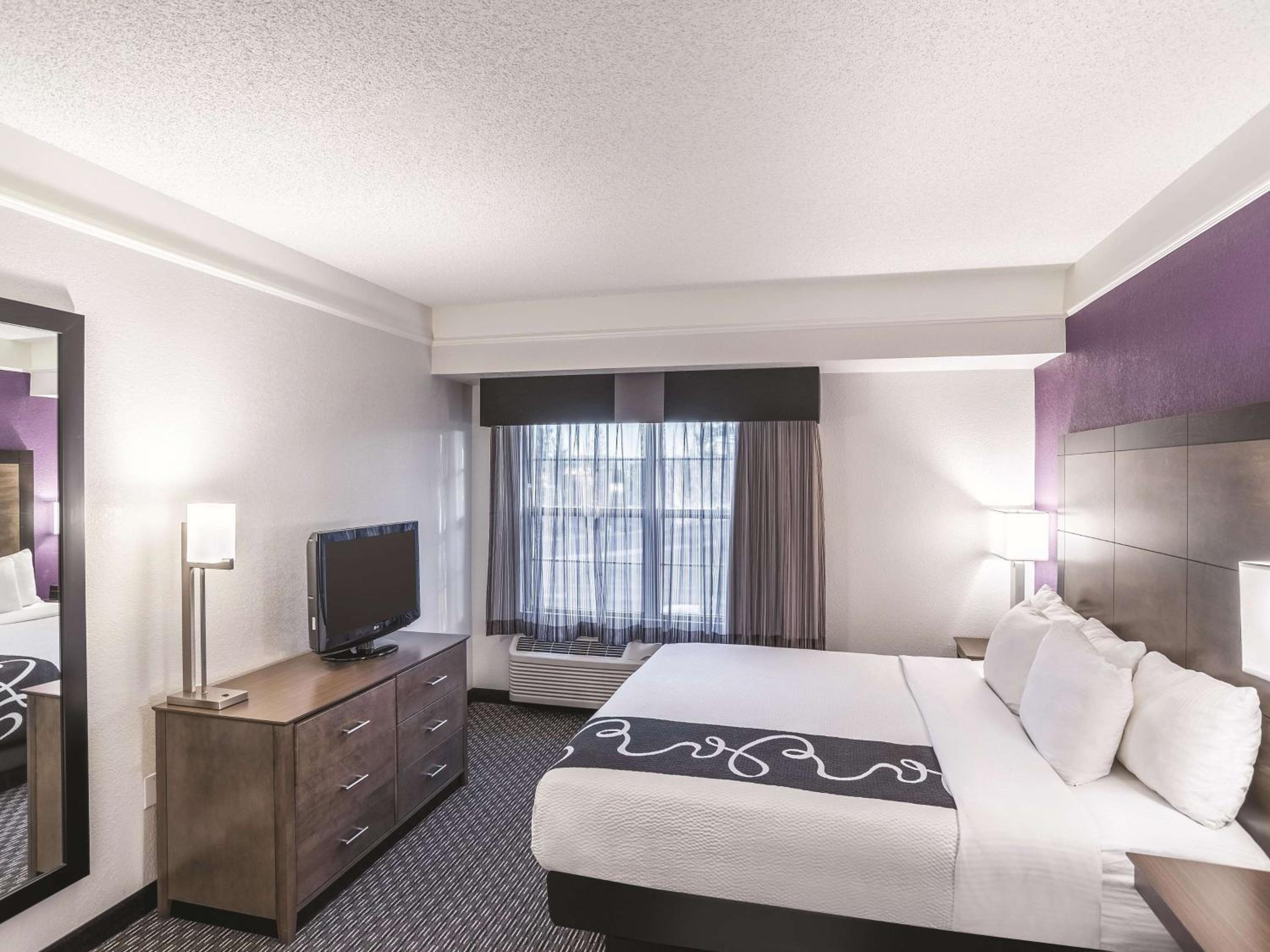 One-Bedroom King Suite - Non-Smoking - Photo 3