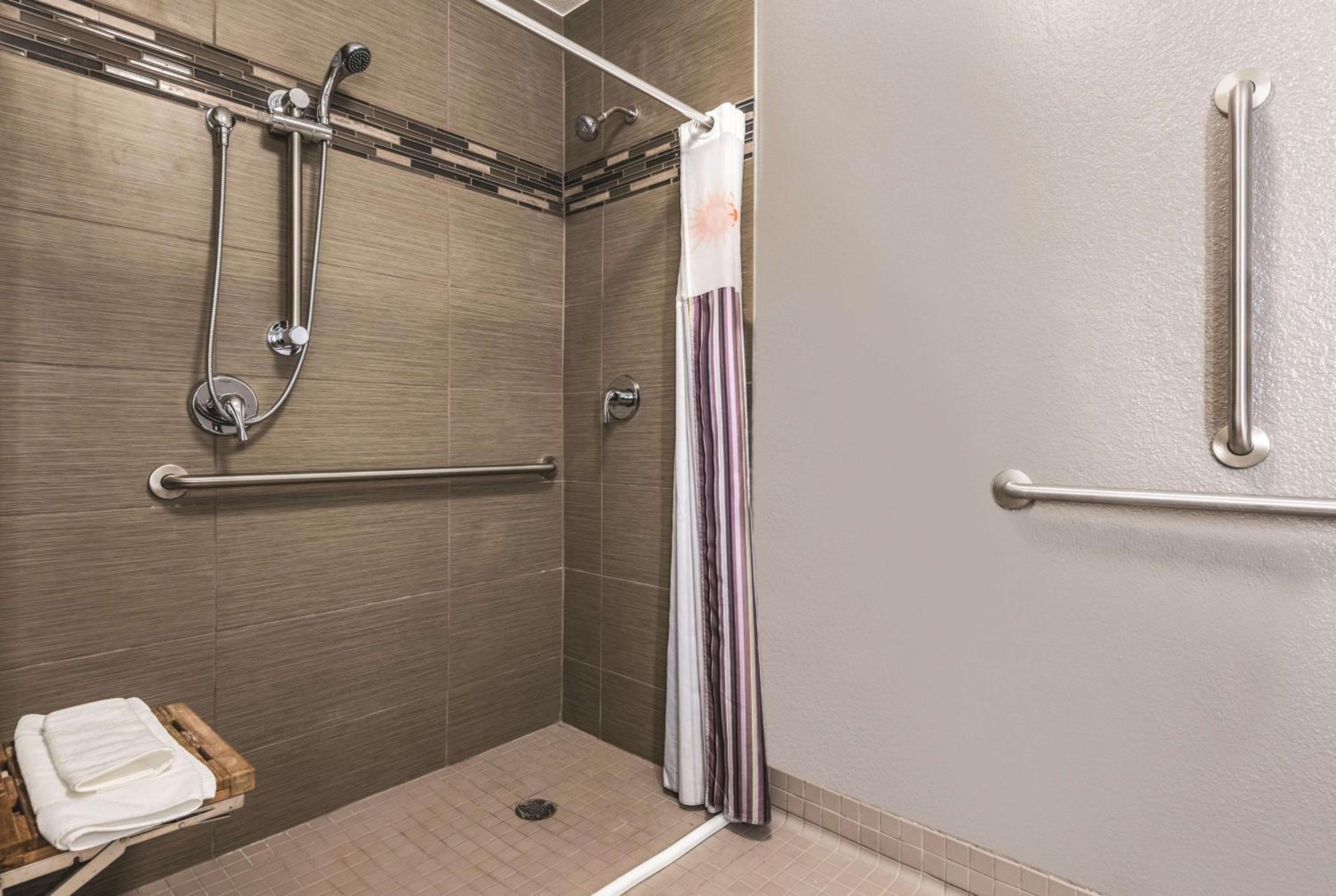 Double Room with Two Double Beds and Bath Tub - Mobility and Hearing Accessible/Non-Smoking - Photo 2