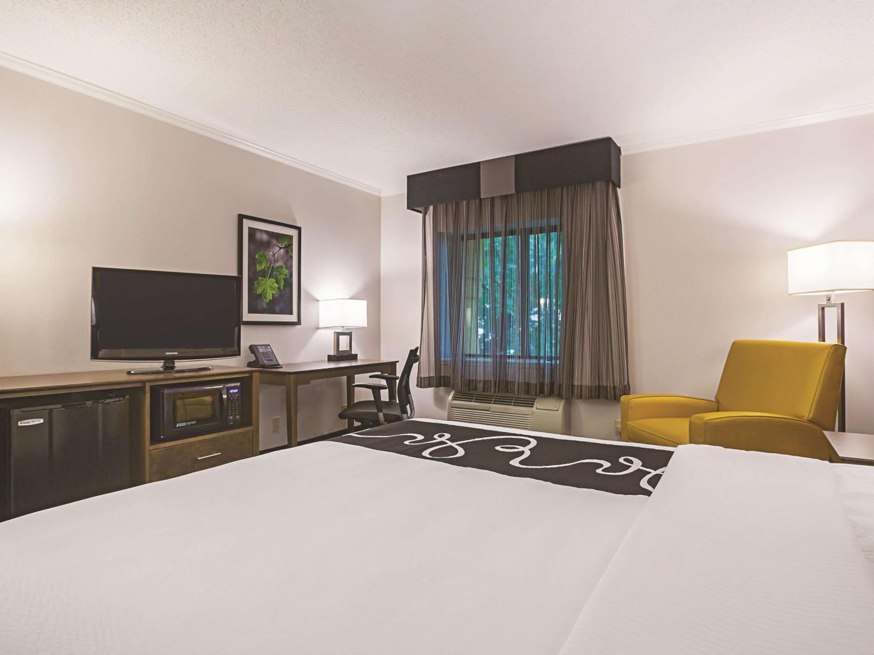 King Room - Non-Smoking - Photo 3