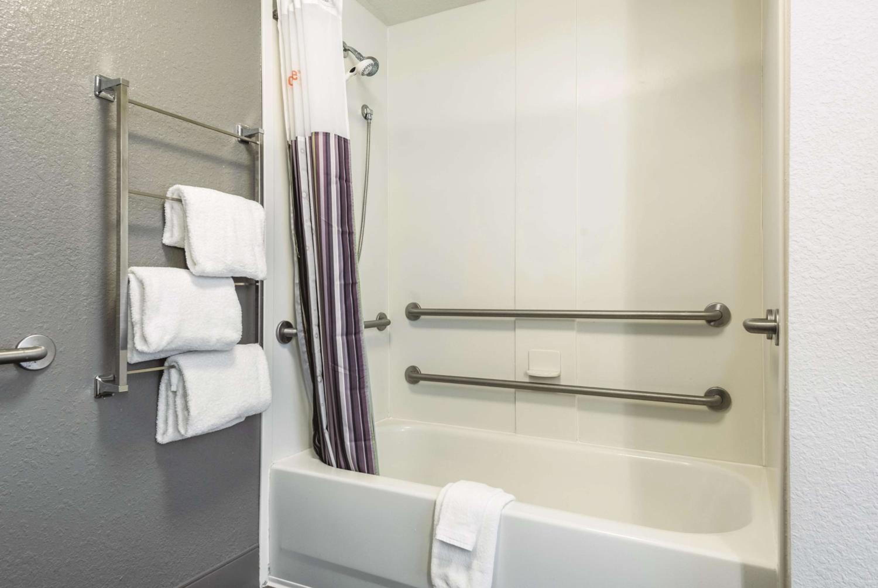 King Room with Bath Tub - Mobility and Hearing Accessible/Non-Smoking - Photo 3