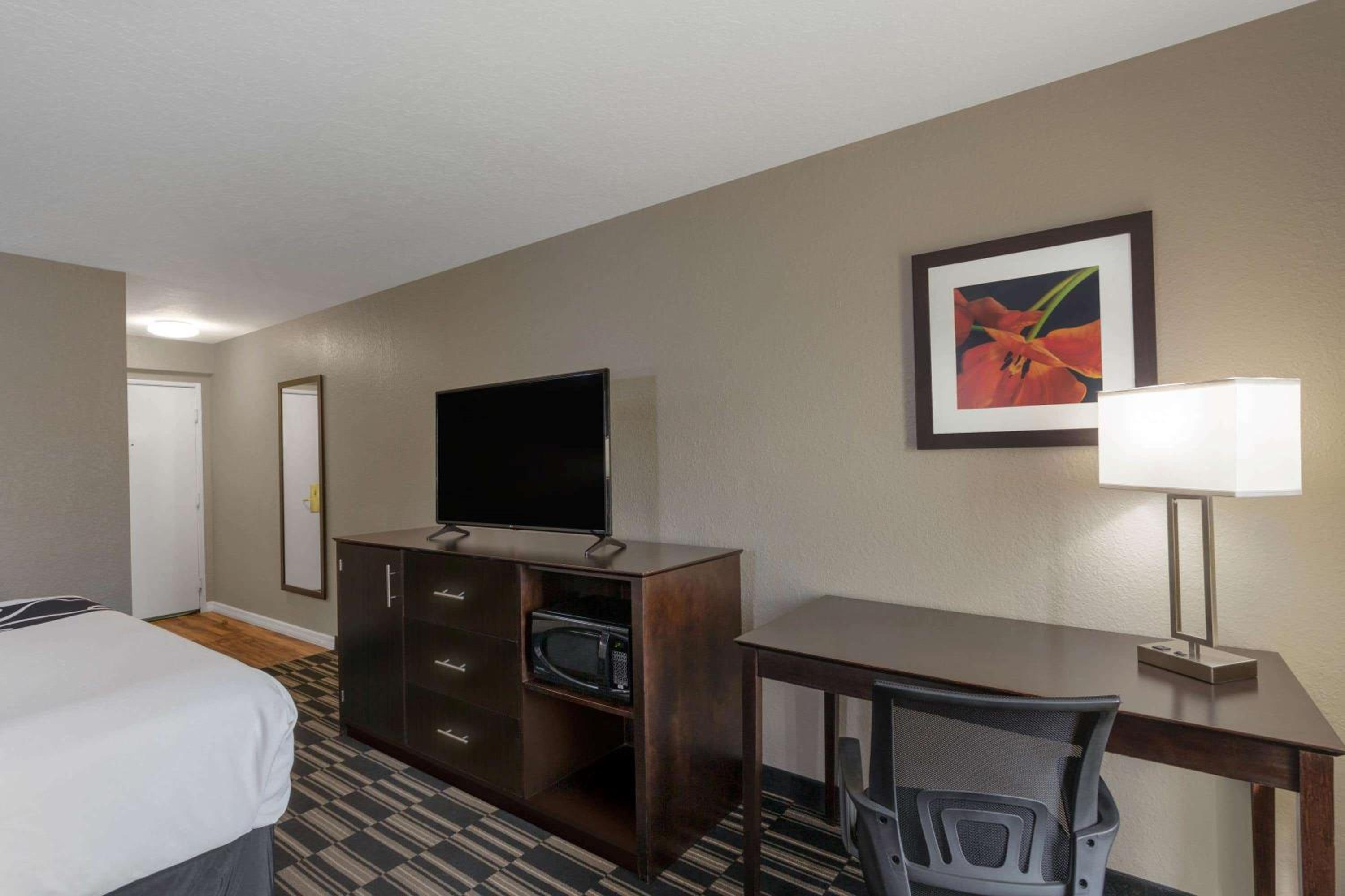 Deluxe Queen Room with Two Queen Beds - Non-Smoking thumbnail 6
