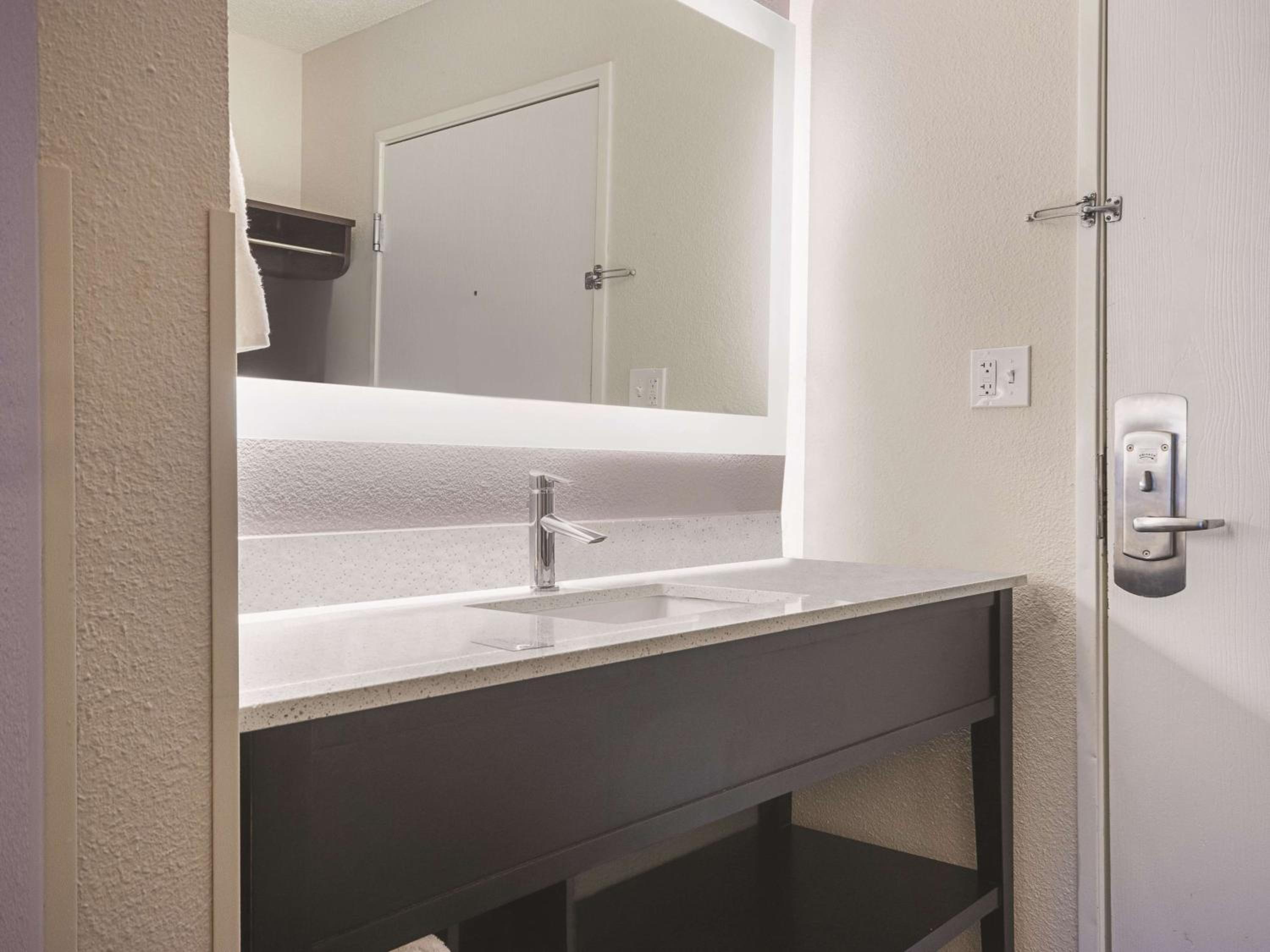 Double Room with Two Double Beds and Mobility/Hearing Impaired Access - Non-Smoking - Photo 3