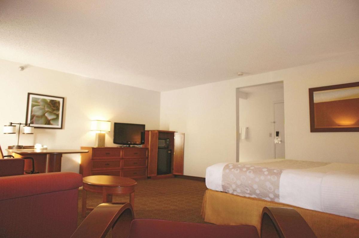 Deluxe King Suite - Non-Smoking photo 2