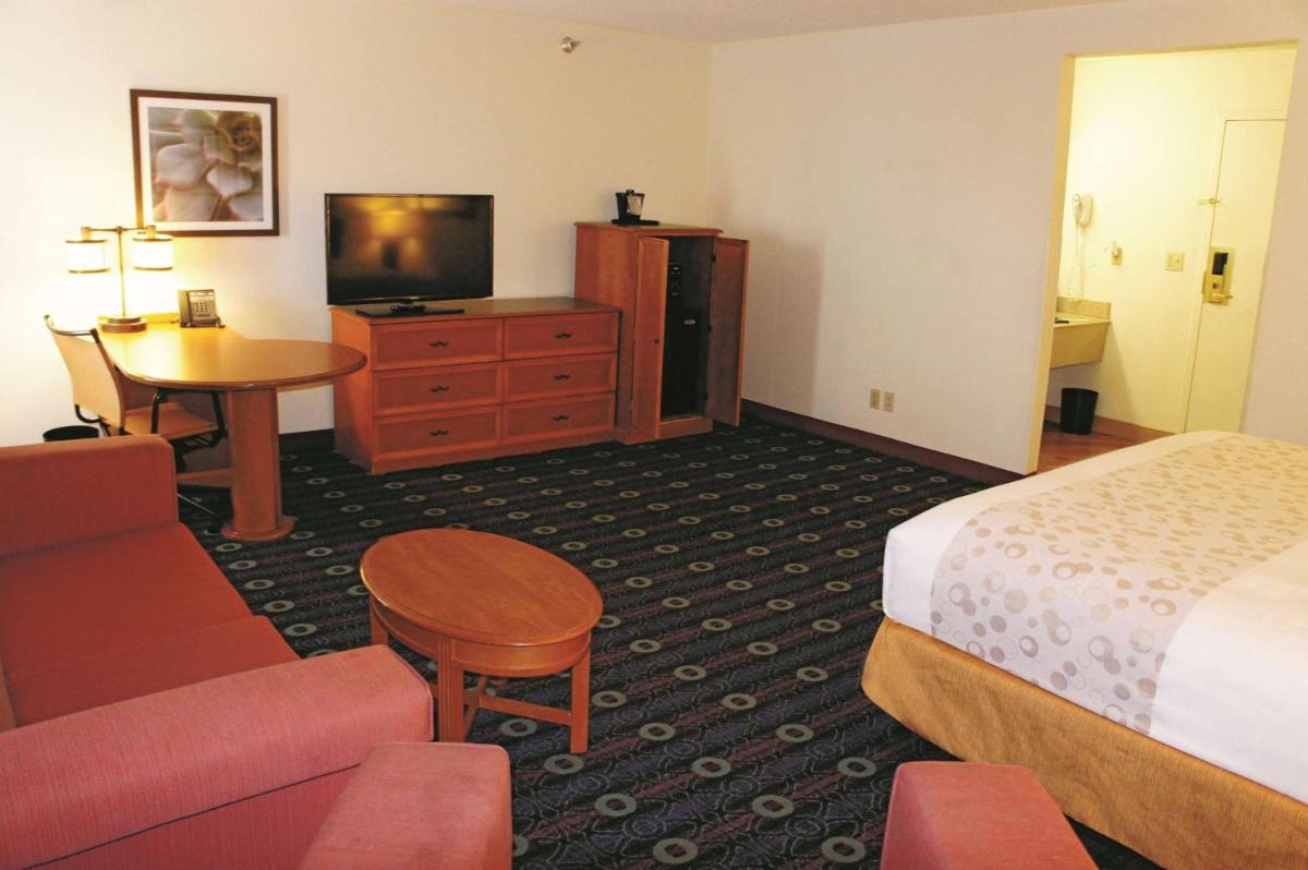 Deluxe King Suite - Non-Smoking photo 1