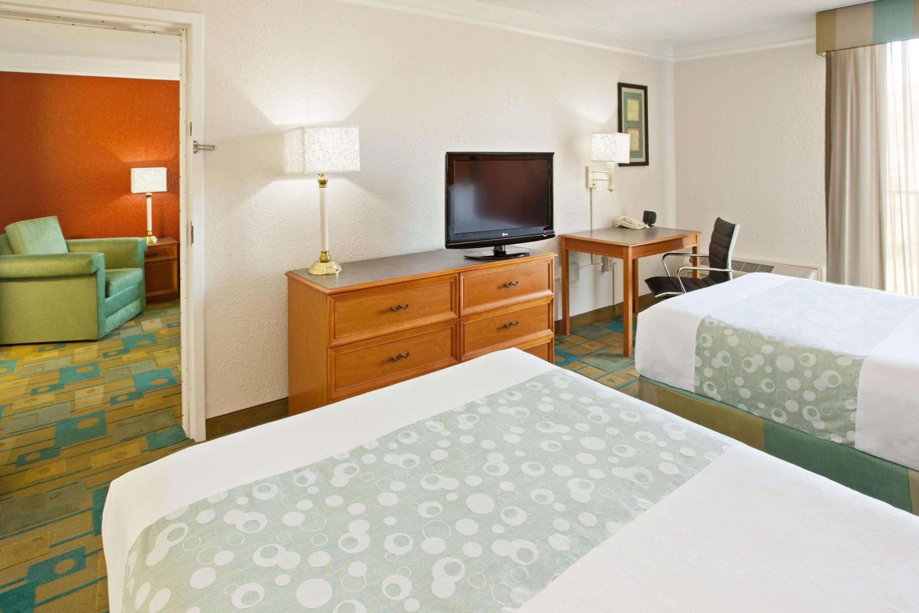 One-Bedroom Suite with Two Double Beds - Non-Smoking photo 3