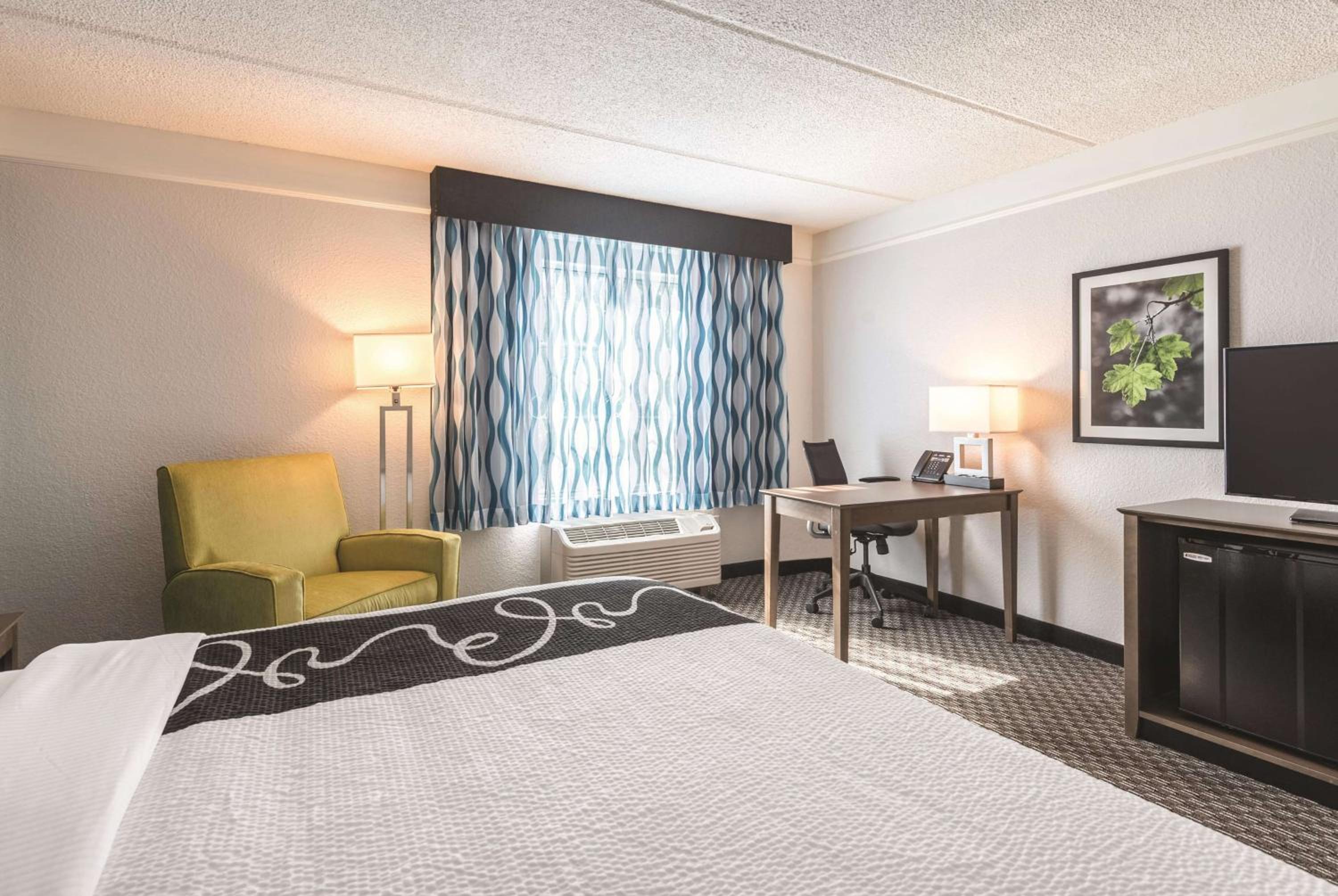 King Room with Bath Tub - Mobility and Hearing Accessible/Non-Smoking - Photo 4