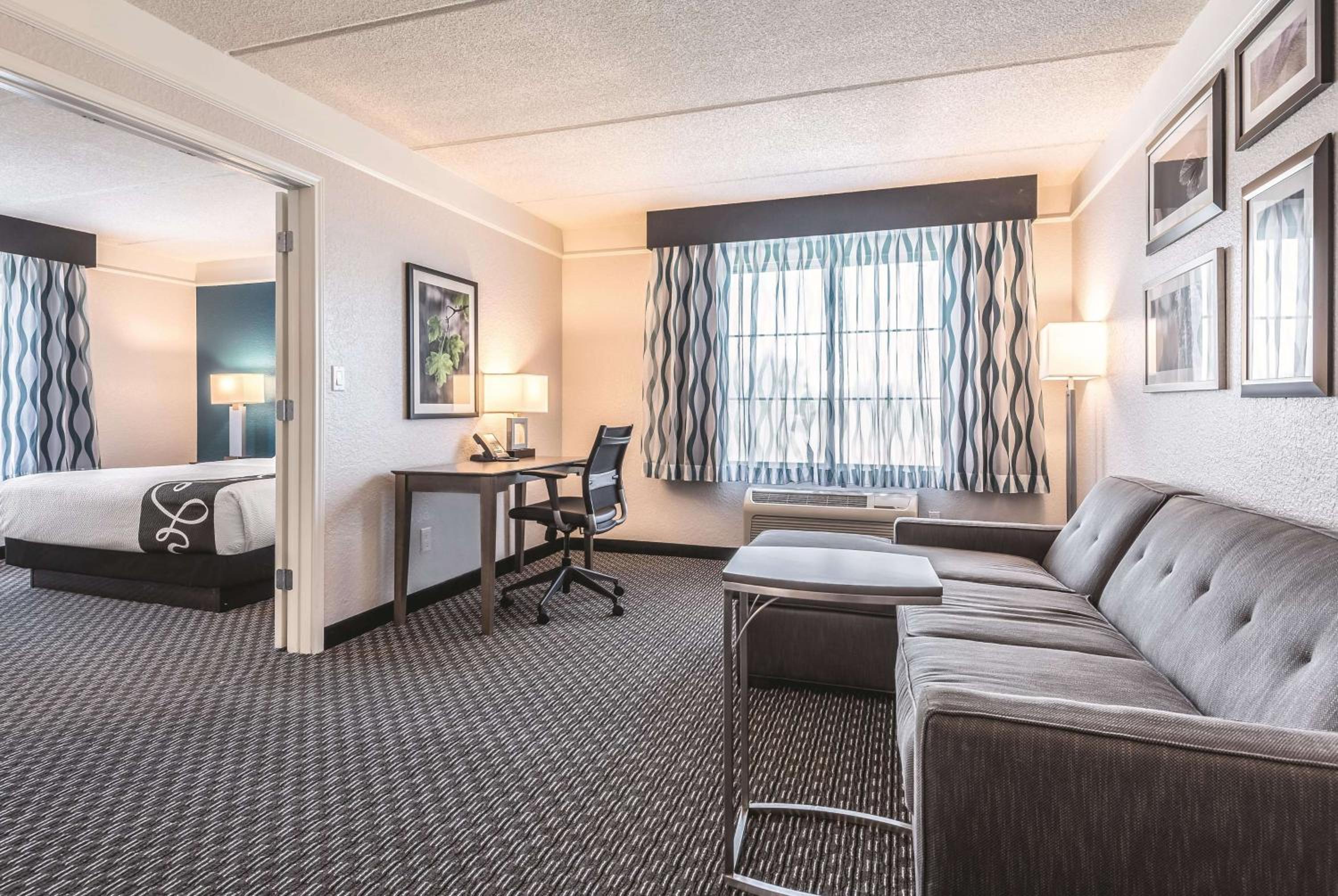King Suite - Non-Smoking - Photo 2