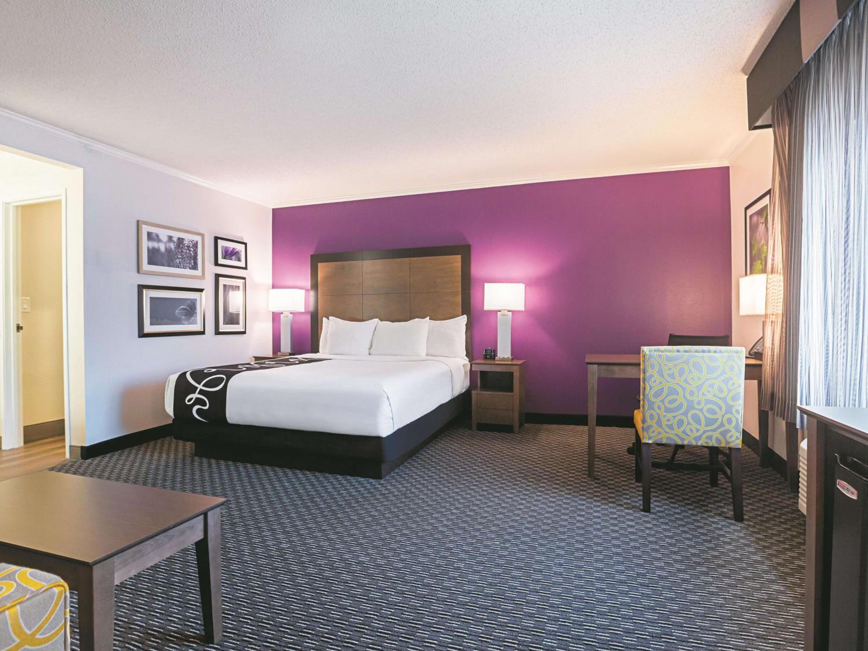 Deluxe King Room - Non-Smoking - Photo 3