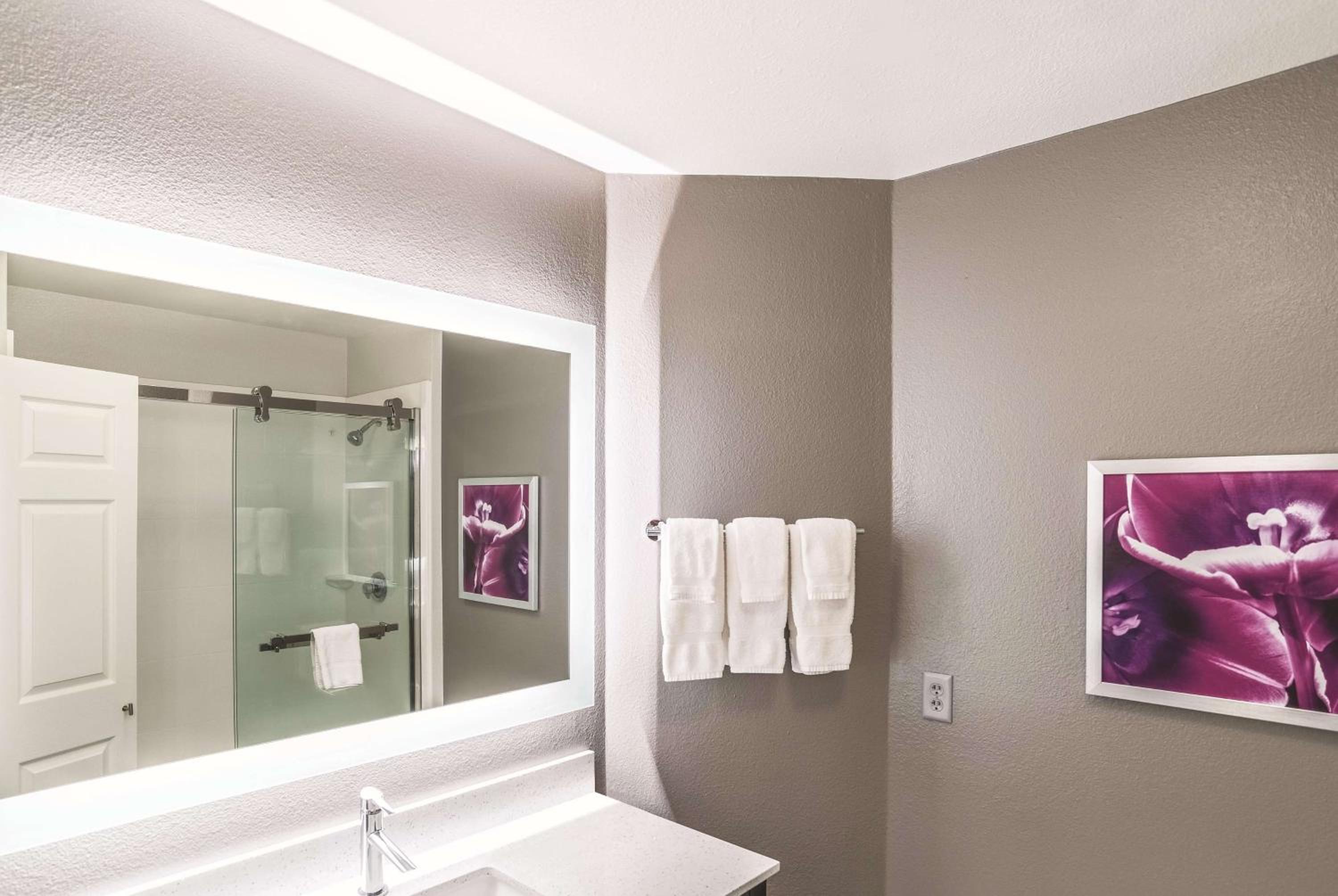 Deluxe King Room - Photo 2