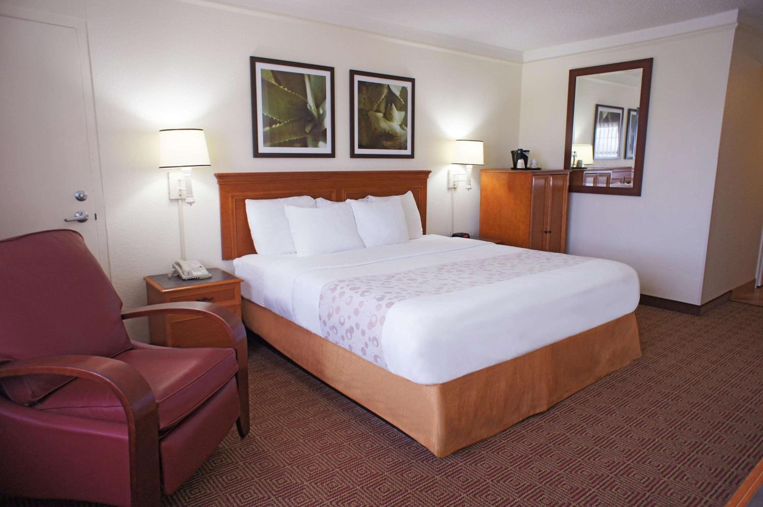 King Room with Bath Tub - Mobility Accessible/Non-Smoking photo 1