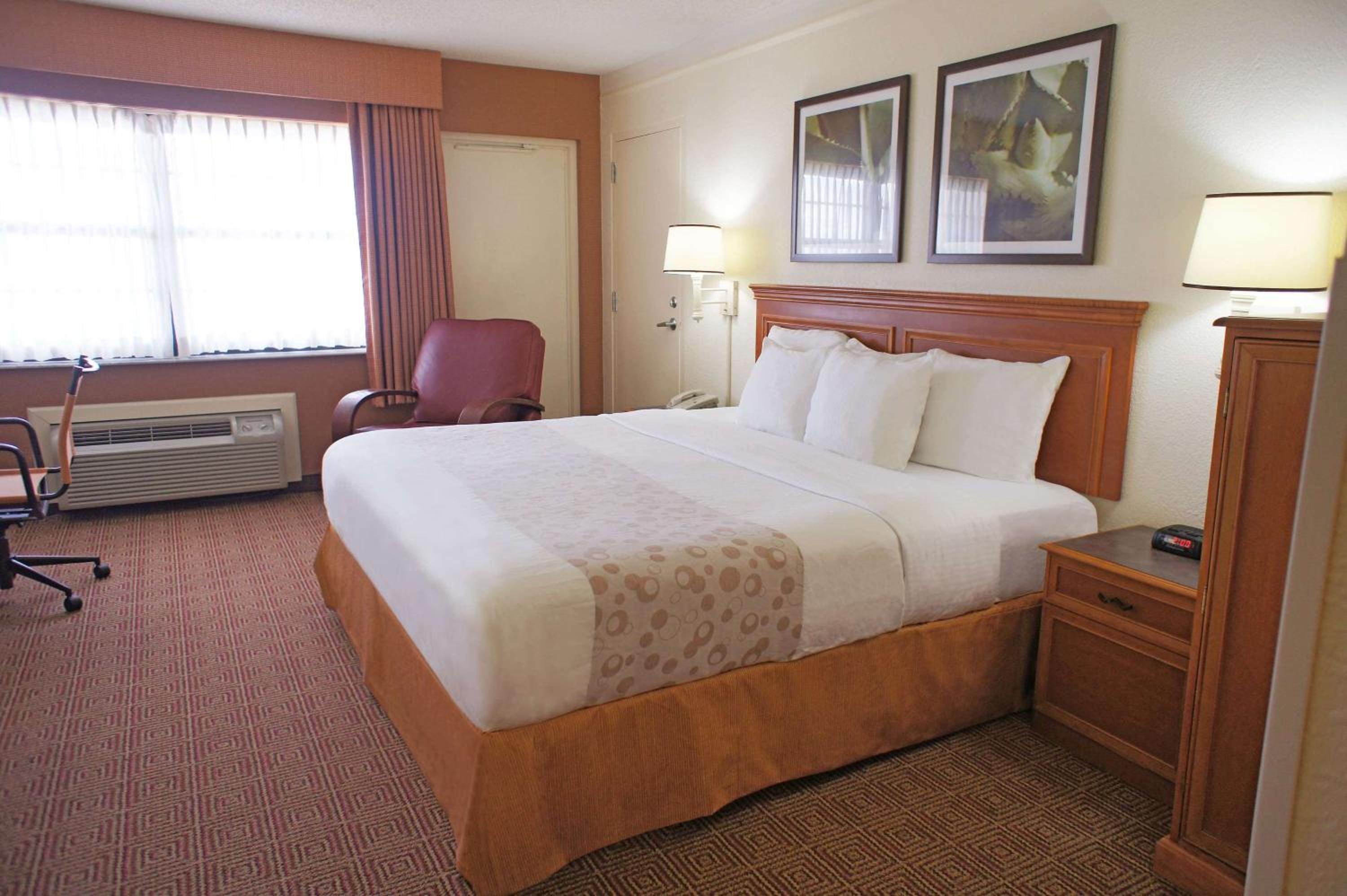 King Room with Bath Tub - Mobility Accessible/Non-Smoking photo 3