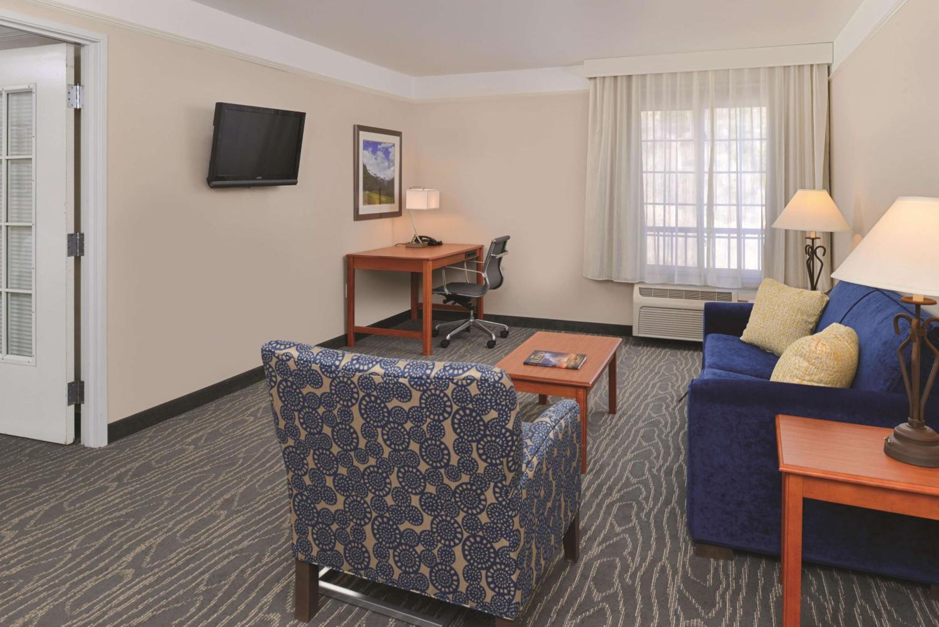 Deluxe King Suite with Mountain View - Non-Smoking - Photo 6