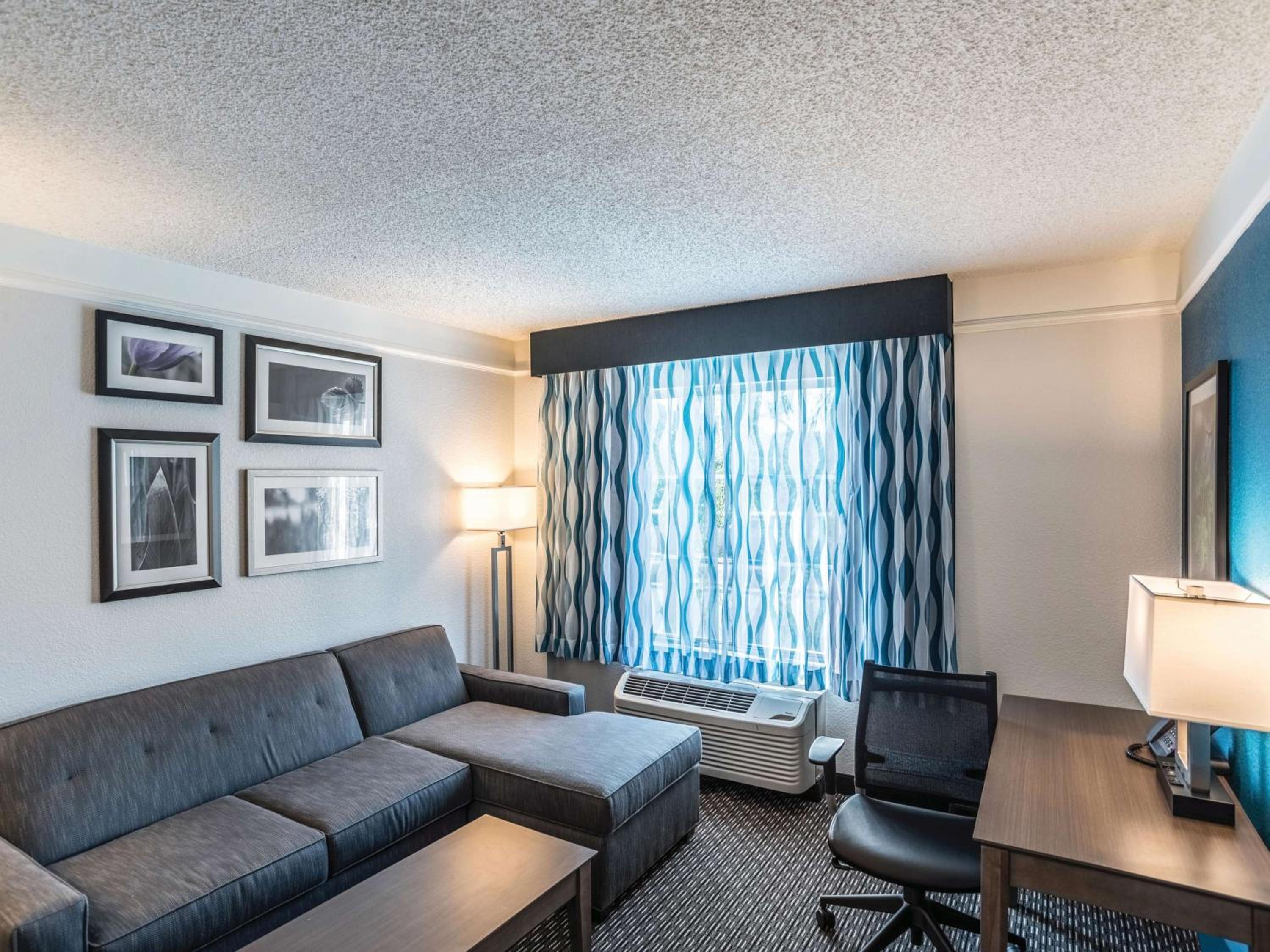 Deluxe King Suite - Non-Smoking - Photo 2
