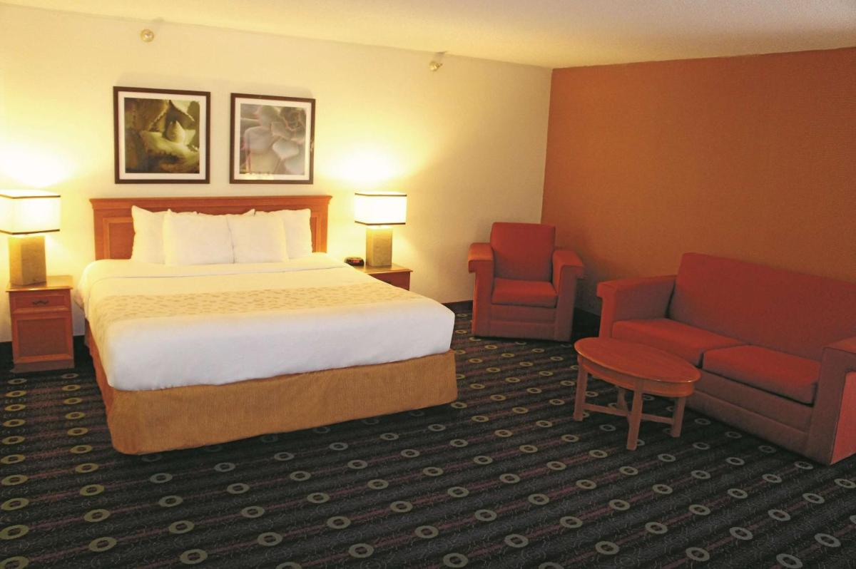 Deluxe King Suite - Non-Smoking photo 3