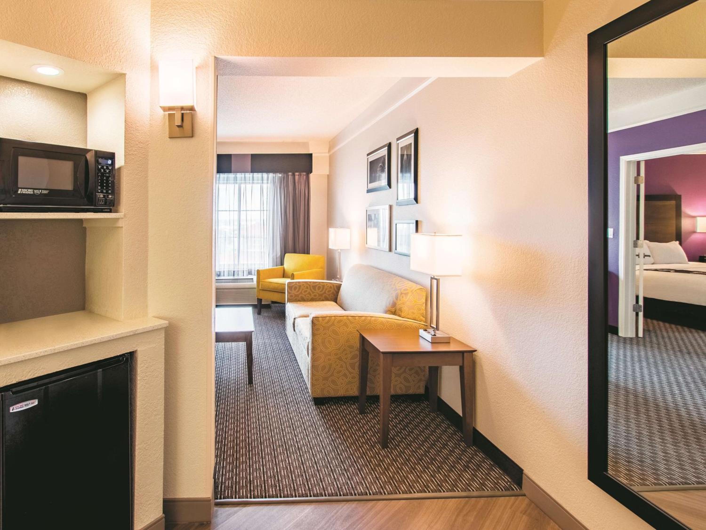 King Suite - Non-Smoking - Photo 2