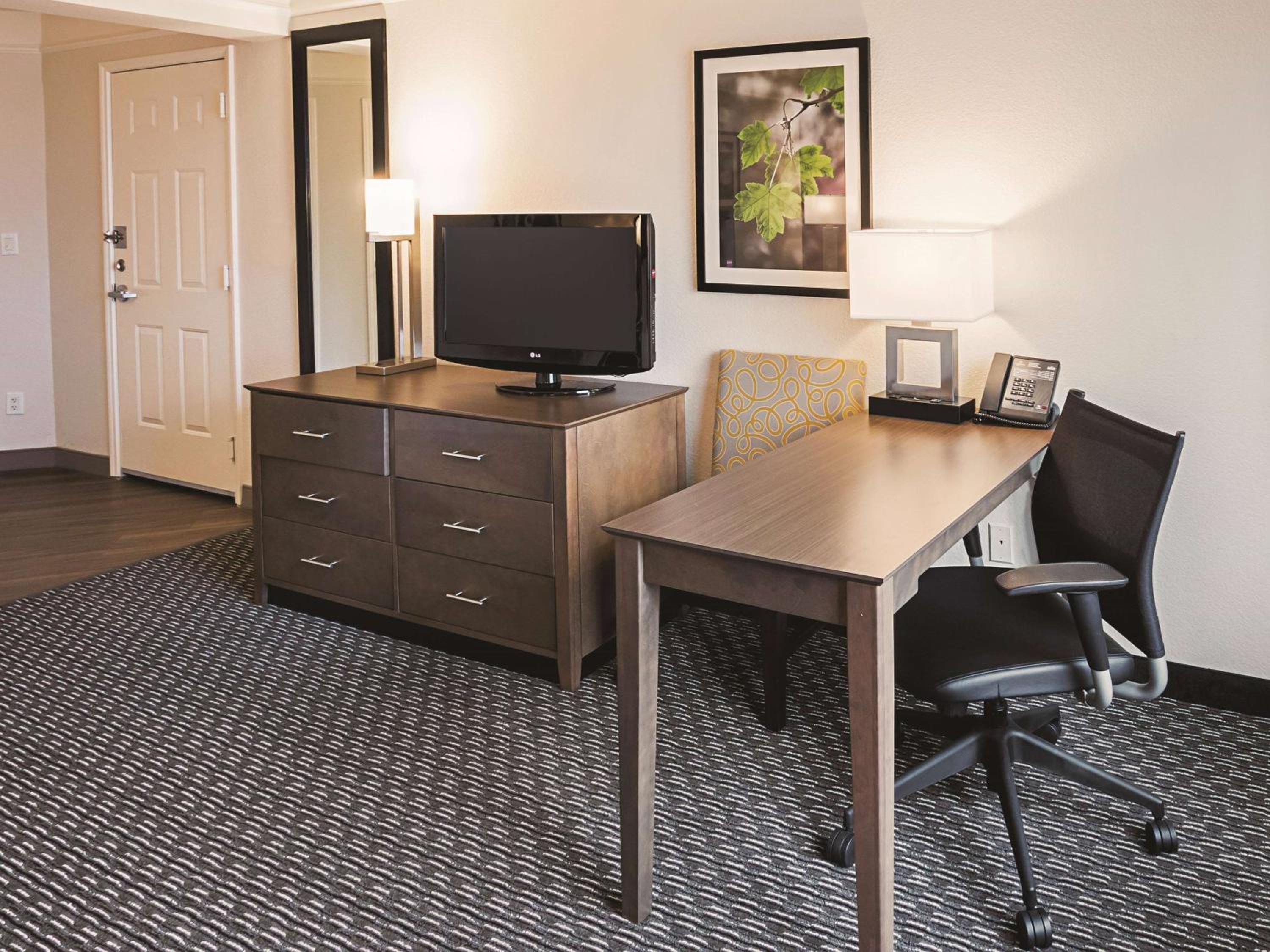 King Room with Bath Tub - Mobility/Hearing Accessible - Non-Smoking - Photo 1