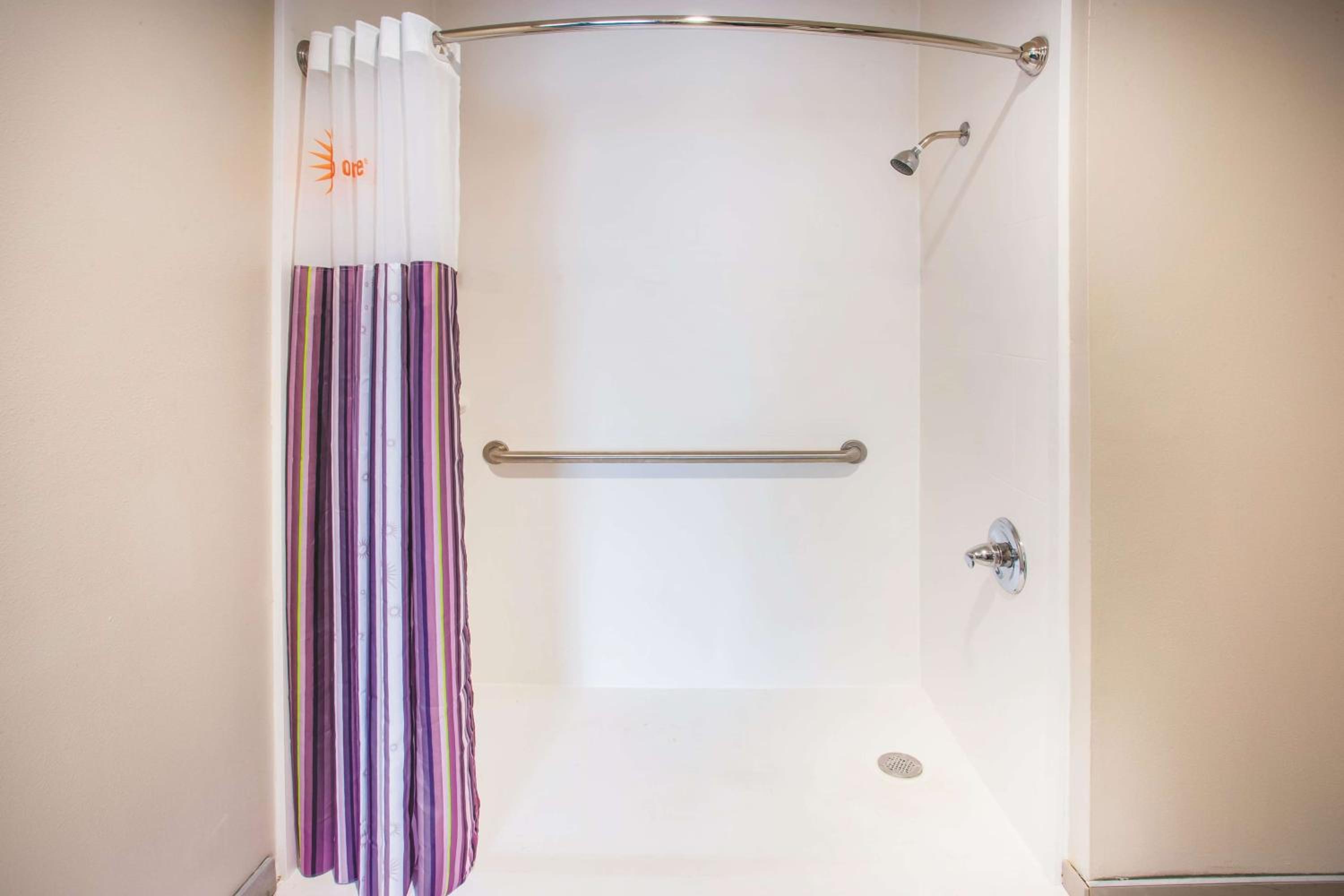 Queen Room with Roll-In Shower - Mobility Accessible/Non-Smoking photo 2
