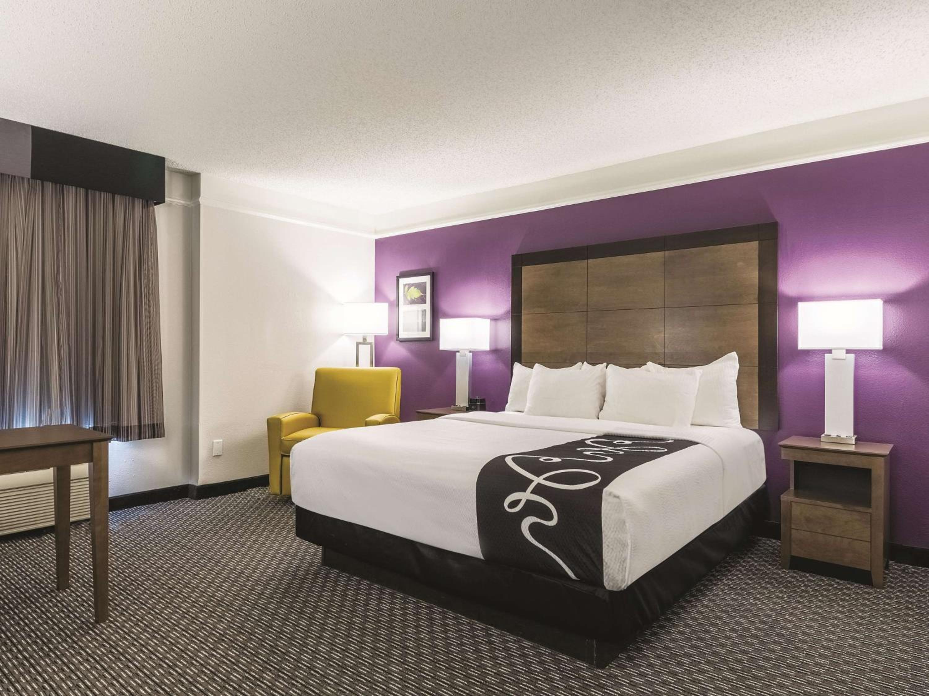 Deluxe King Room - Photo 4