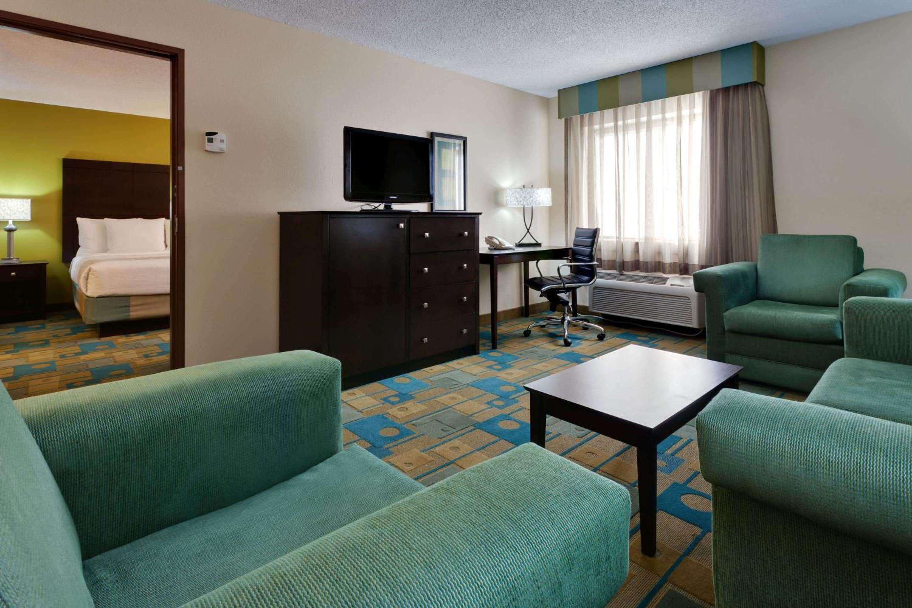 King Suite with City View - Non-Smoking - Photo 2