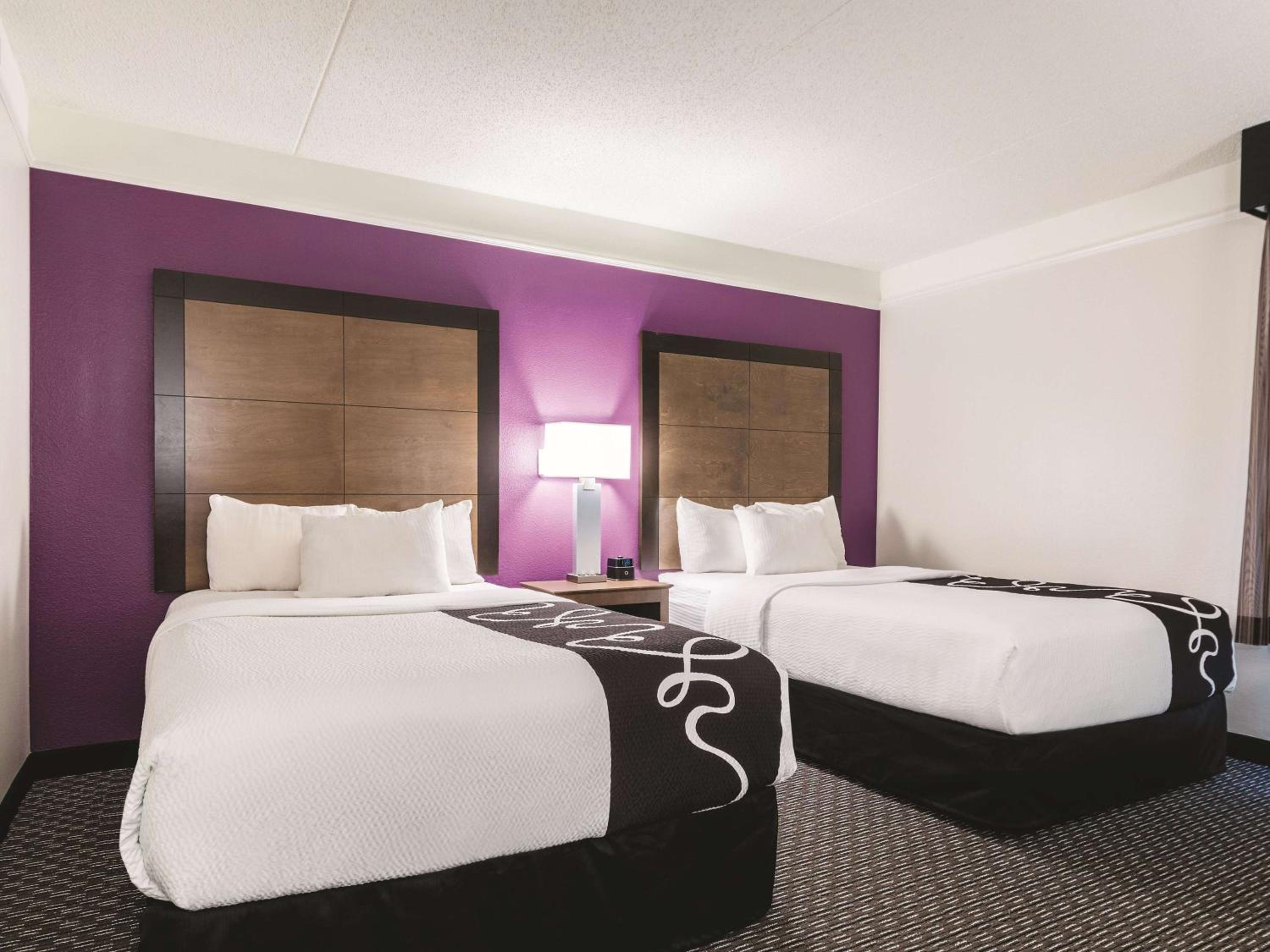 Doube Room with Two Double Beds and Roll-In Shower - Mobility/Hearing Accessible - Non-Smoking - Photo 2