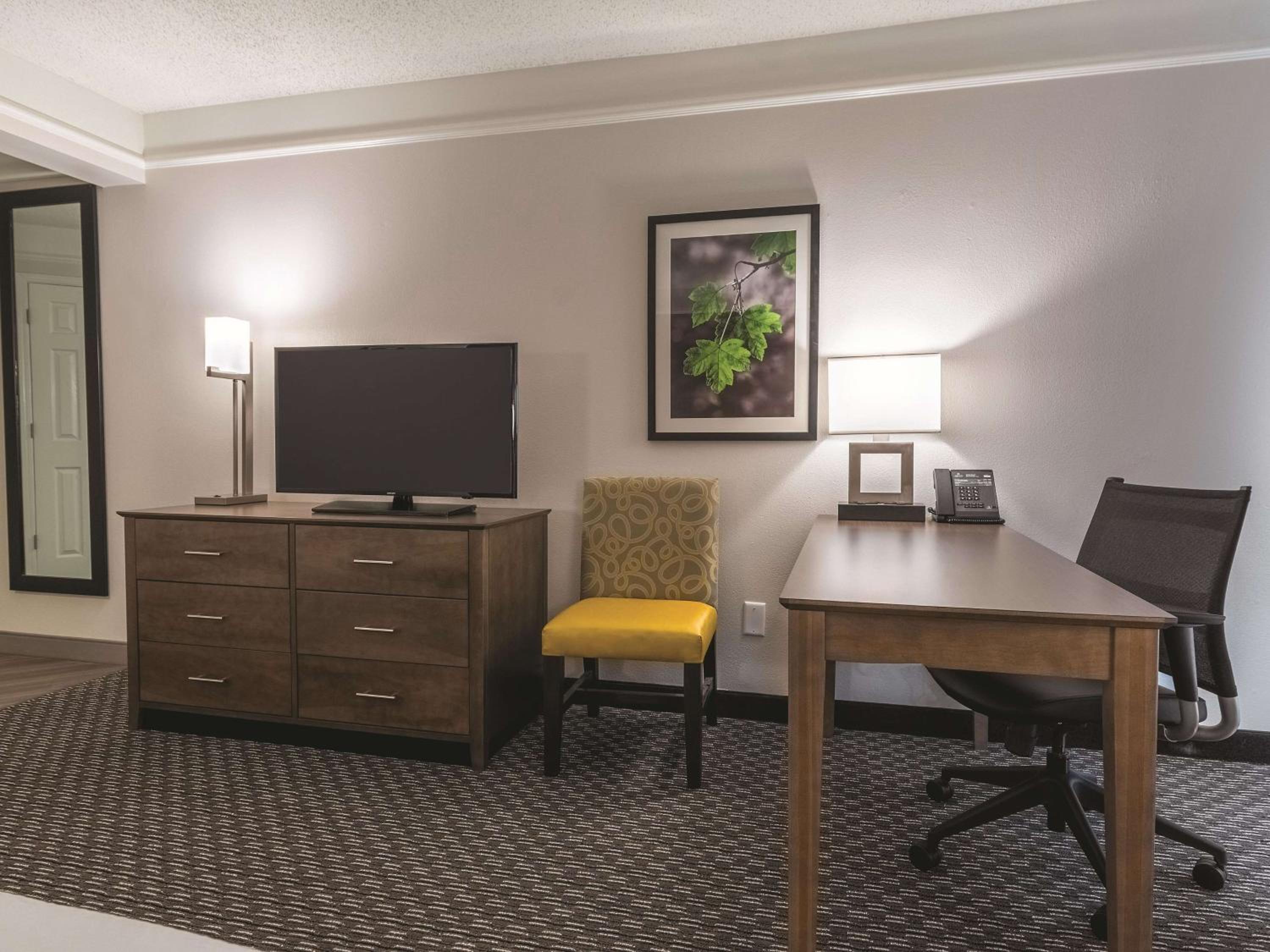 Deluxe King Room - Photo 5