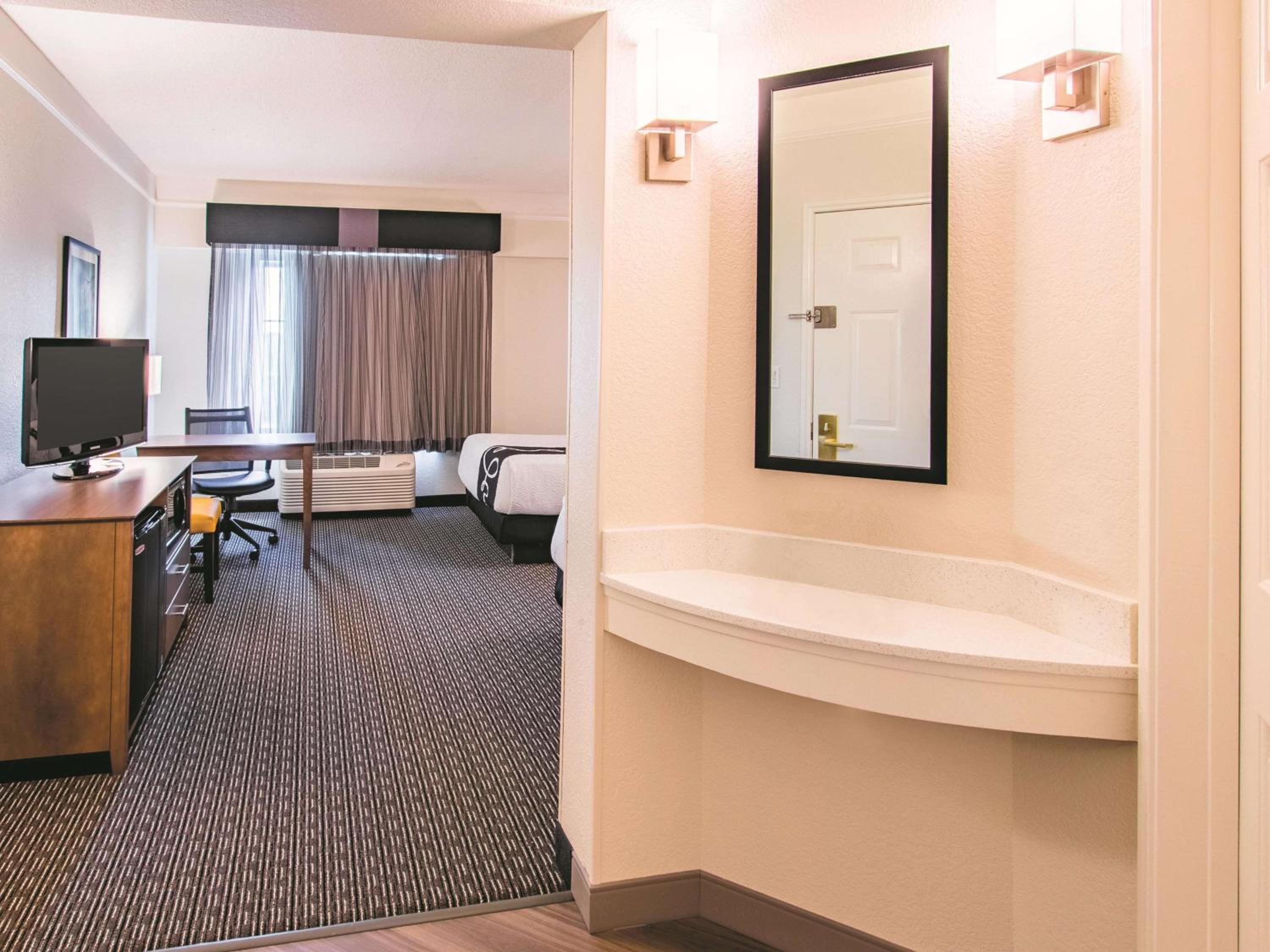 Double Room with Two Double Beds - Non-Smoking - Photo 3