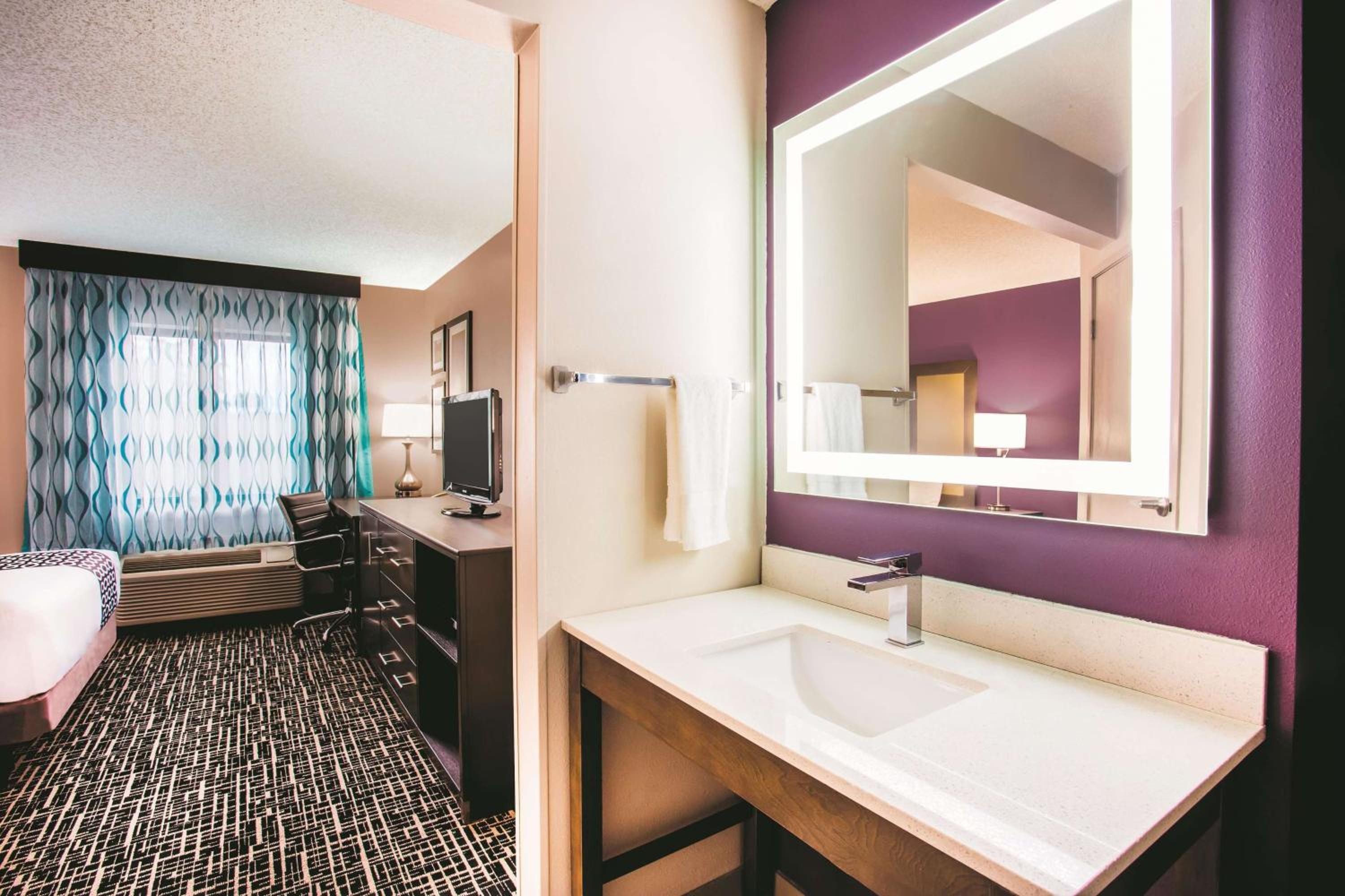 Queen Room with Roll-In Shower - Mobility Accessible/Non-Smoking photo 3