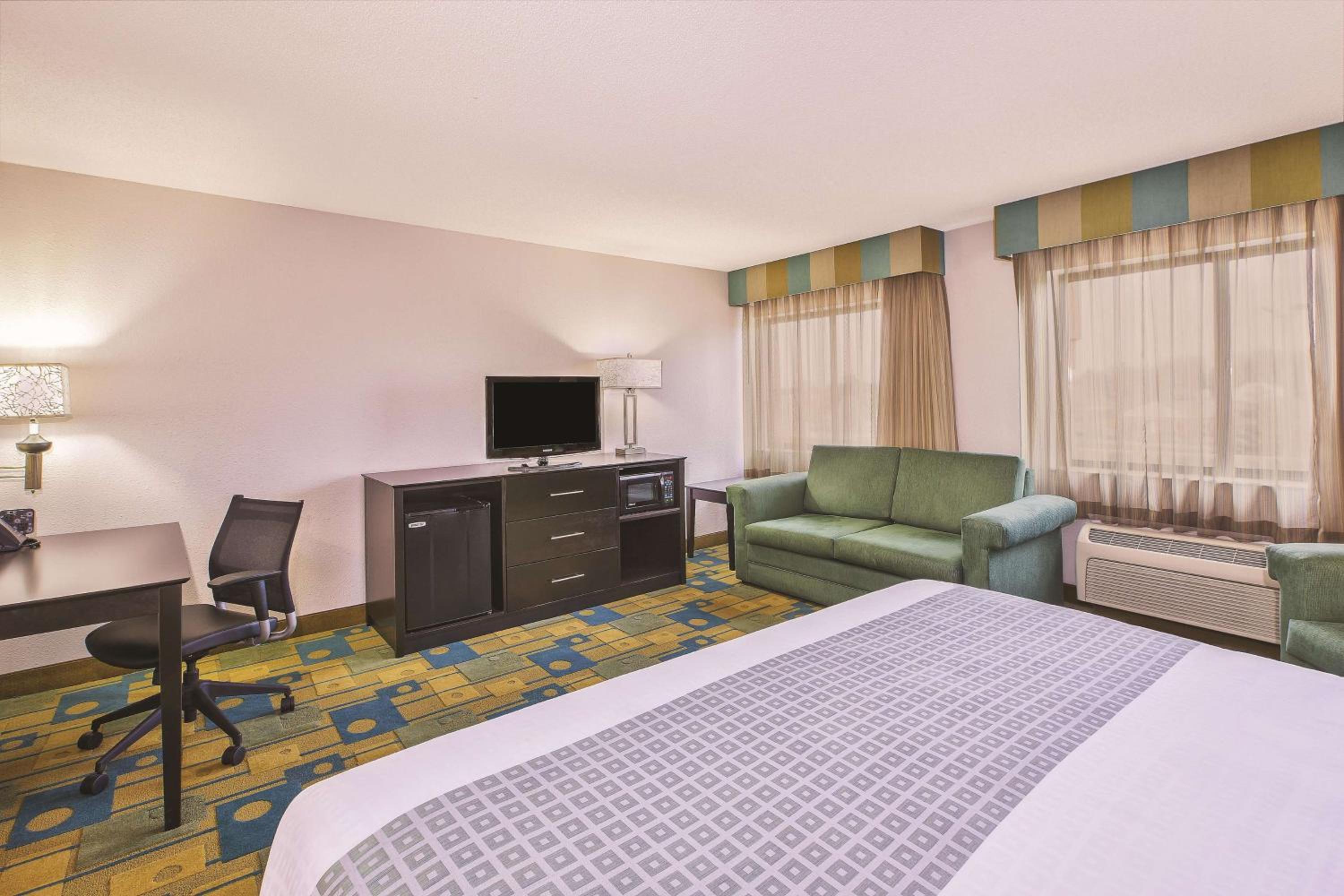 Deluxe King Studio Suite - Non-Smoking - Photo 4