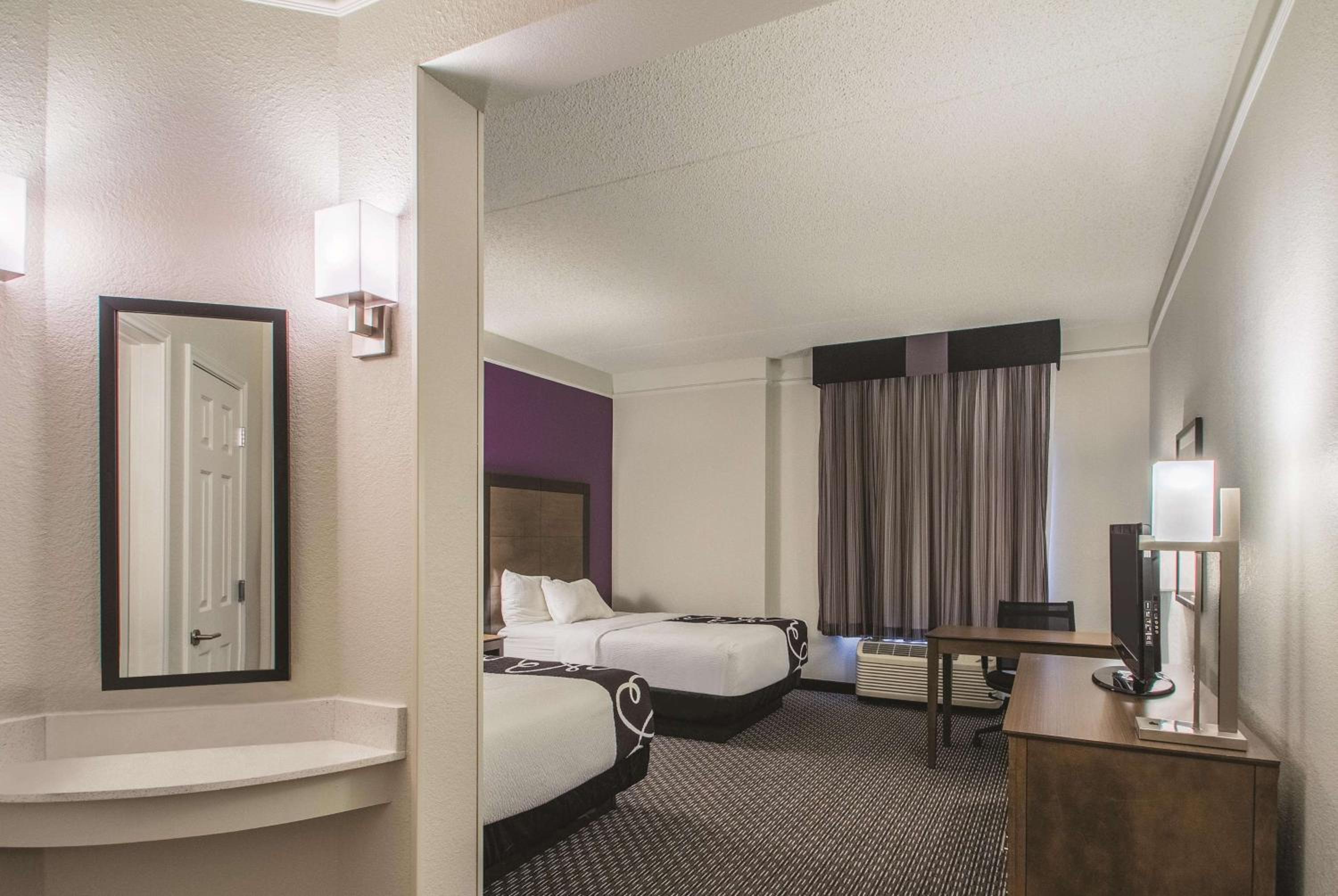 Deluxe Double Room with Two Double Beds - Photo 8