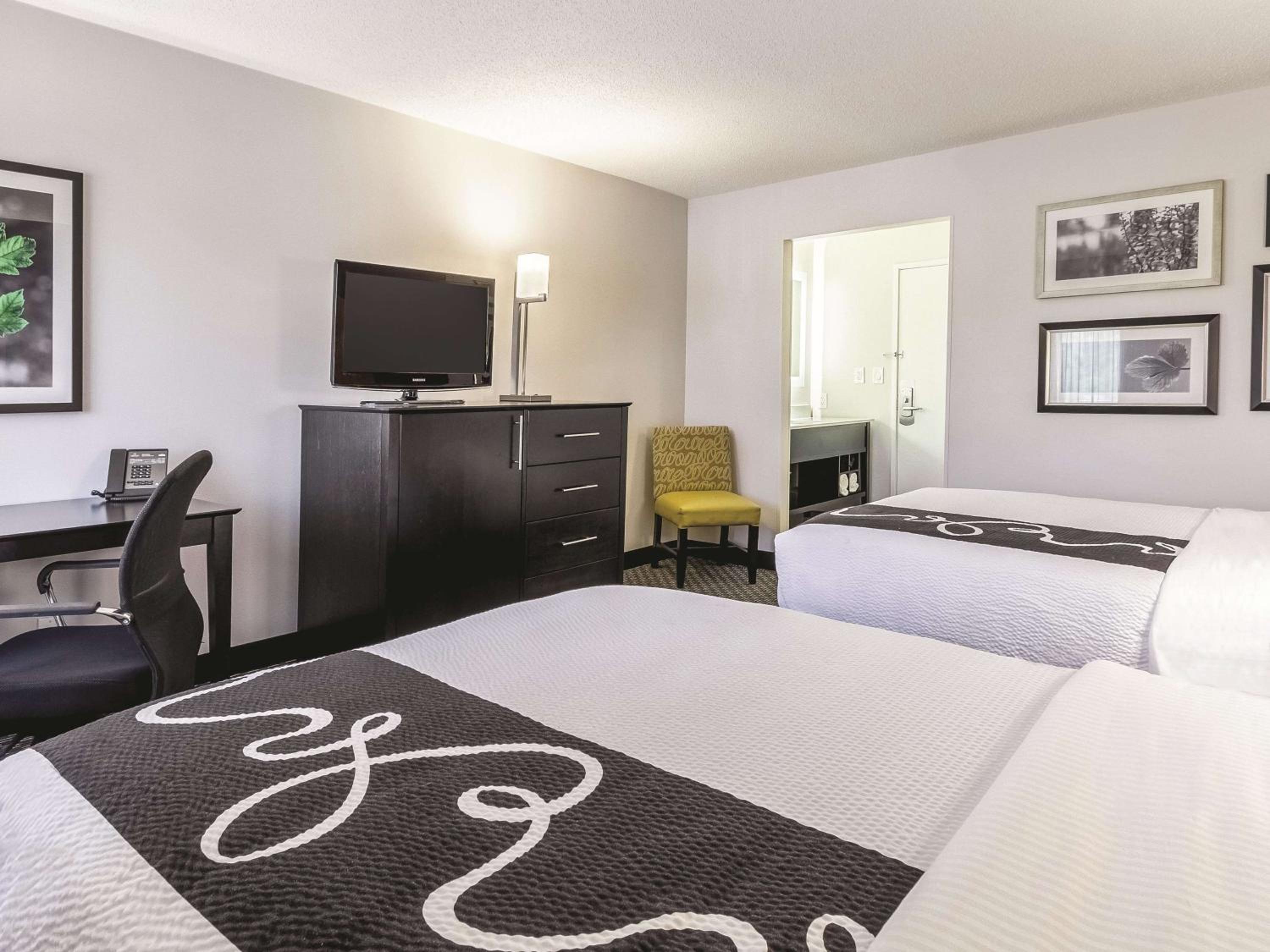 Deluxe Double Room with Two Double Beds - Photo 3