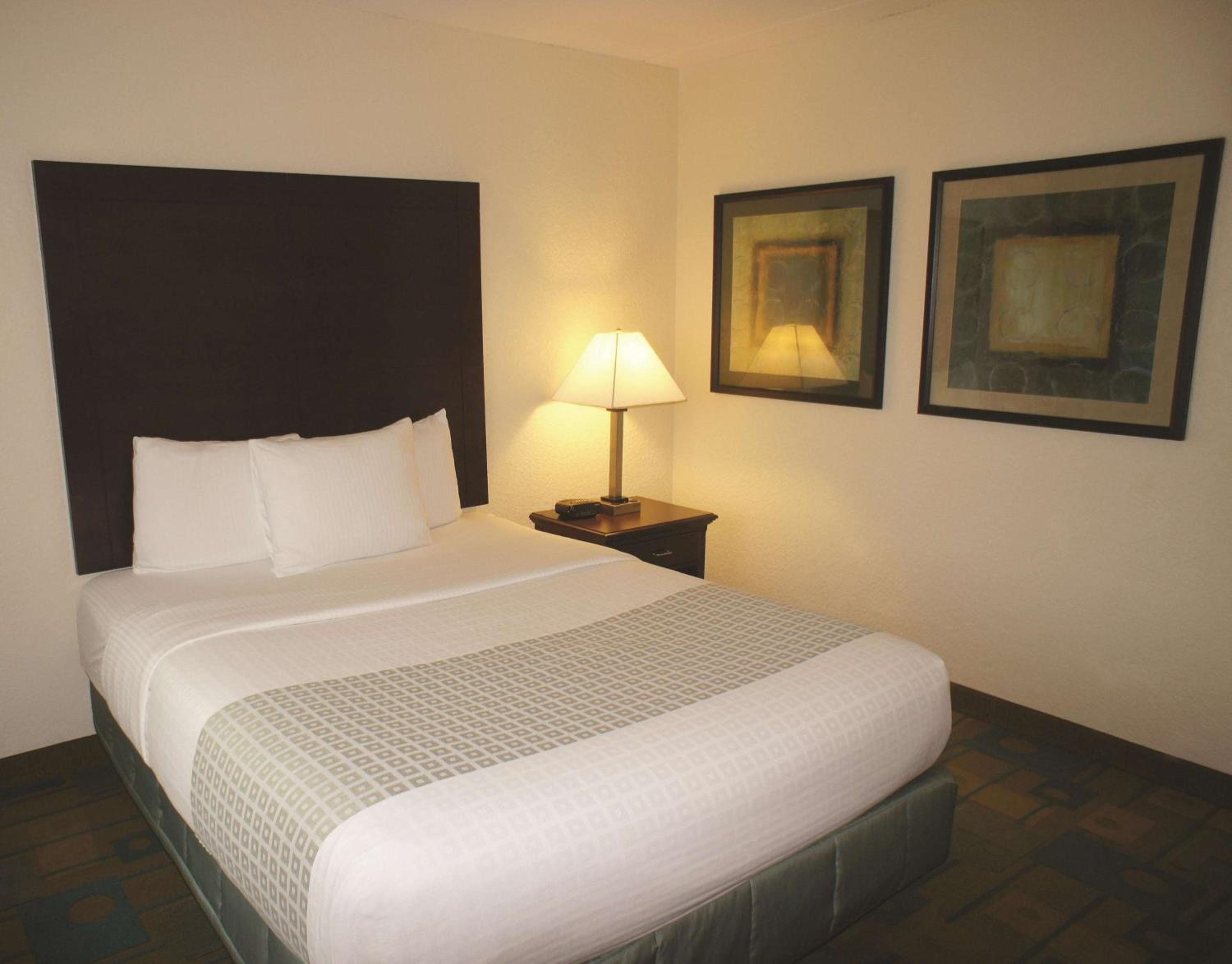 Standard Queen Room - Photo 6