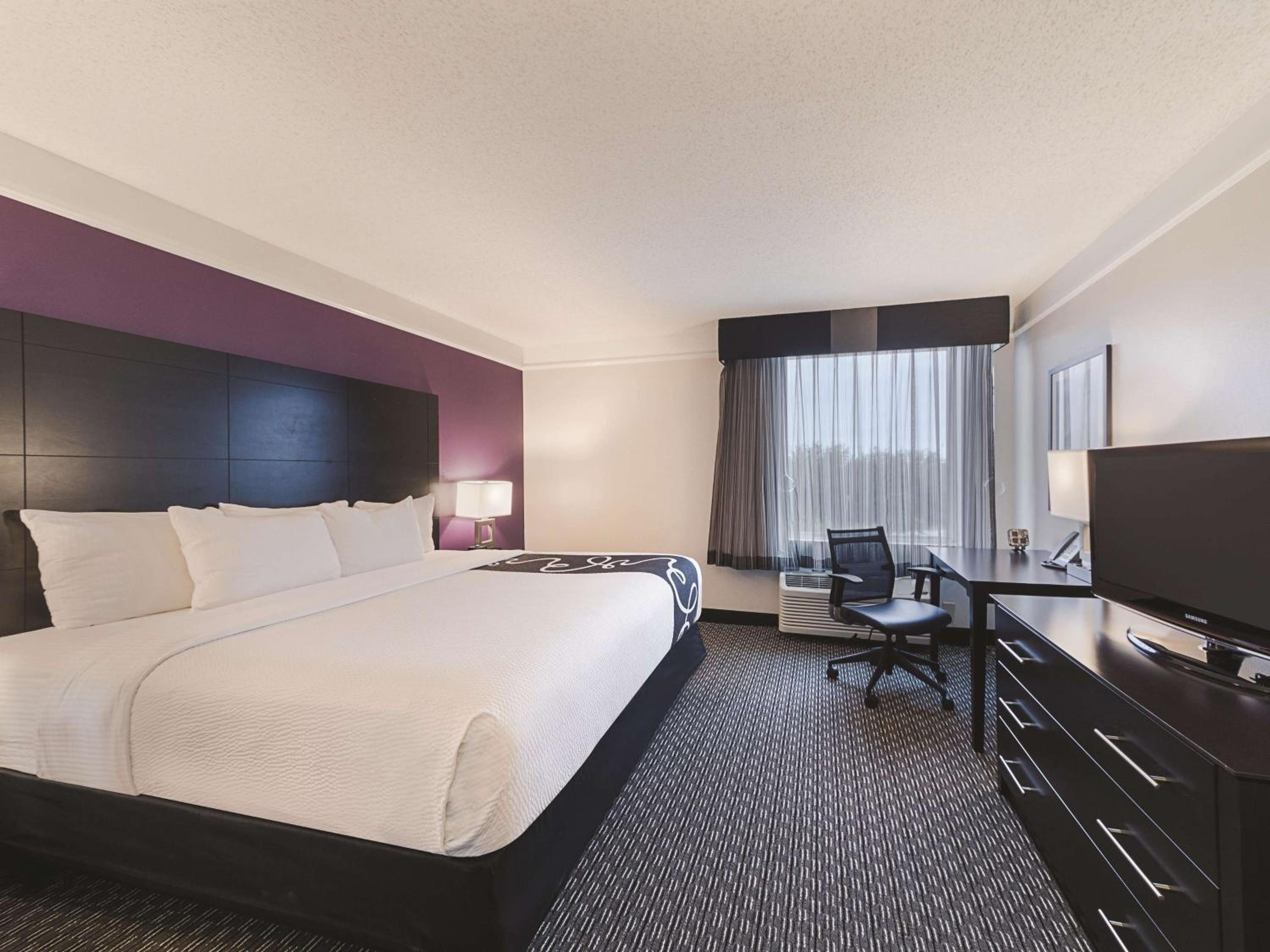 King Room with One King Bed and Bathtub - Non-Smoking - Photo 1