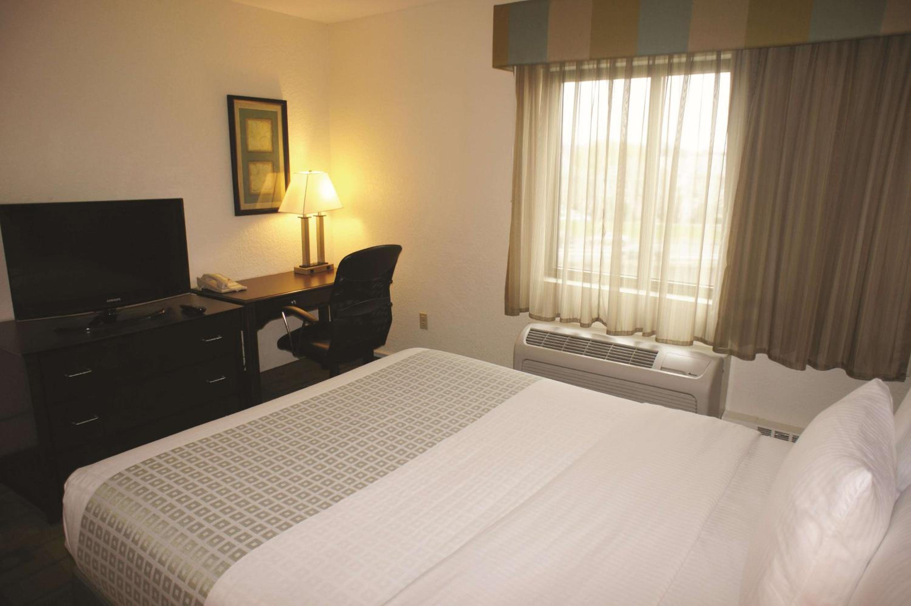 Standard Queen Room - Photo 5