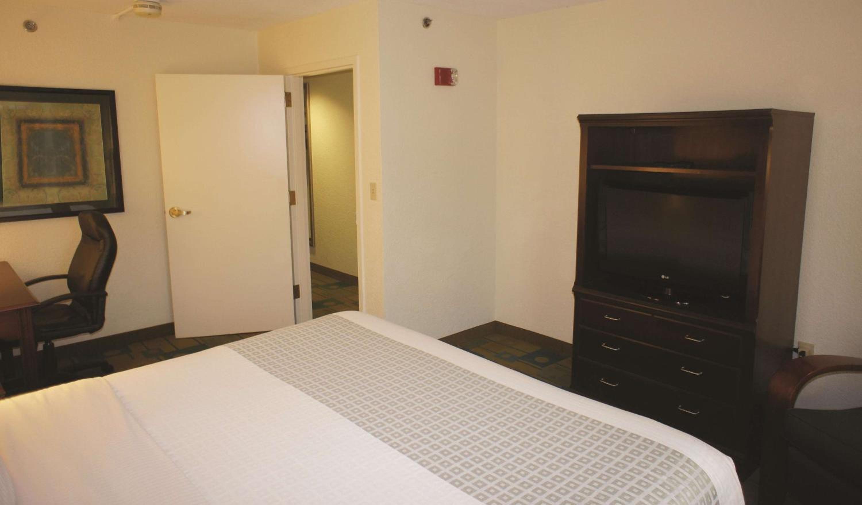 Deluxe One-Bedroom Queen Suite with Mobility/Hearing Access and Views - Non-Smoking - Photo 4
