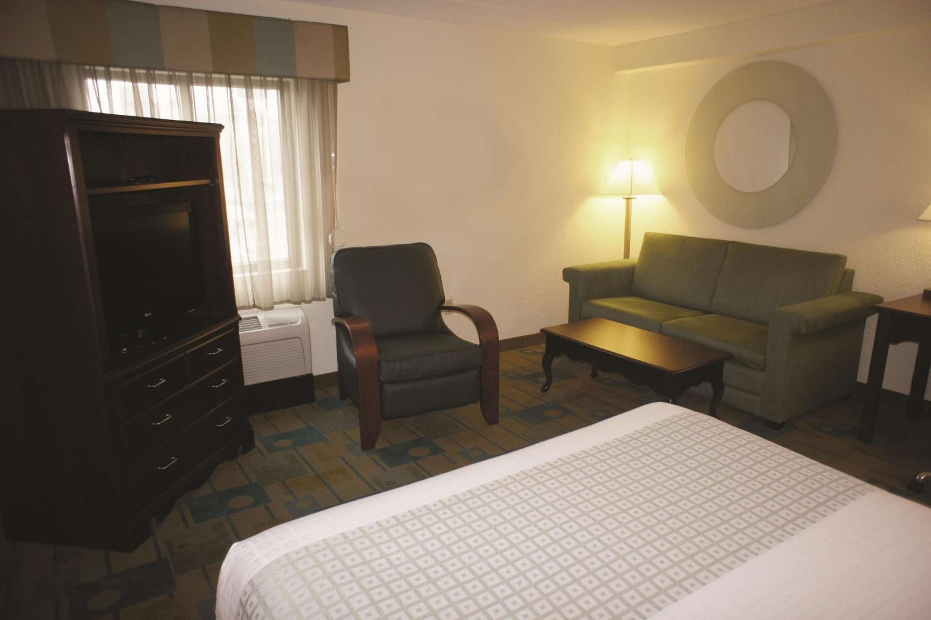 Queen Room with Mobility/Hearing Impaired Access and Roll in Shower - Non-Smoking - Photo 4