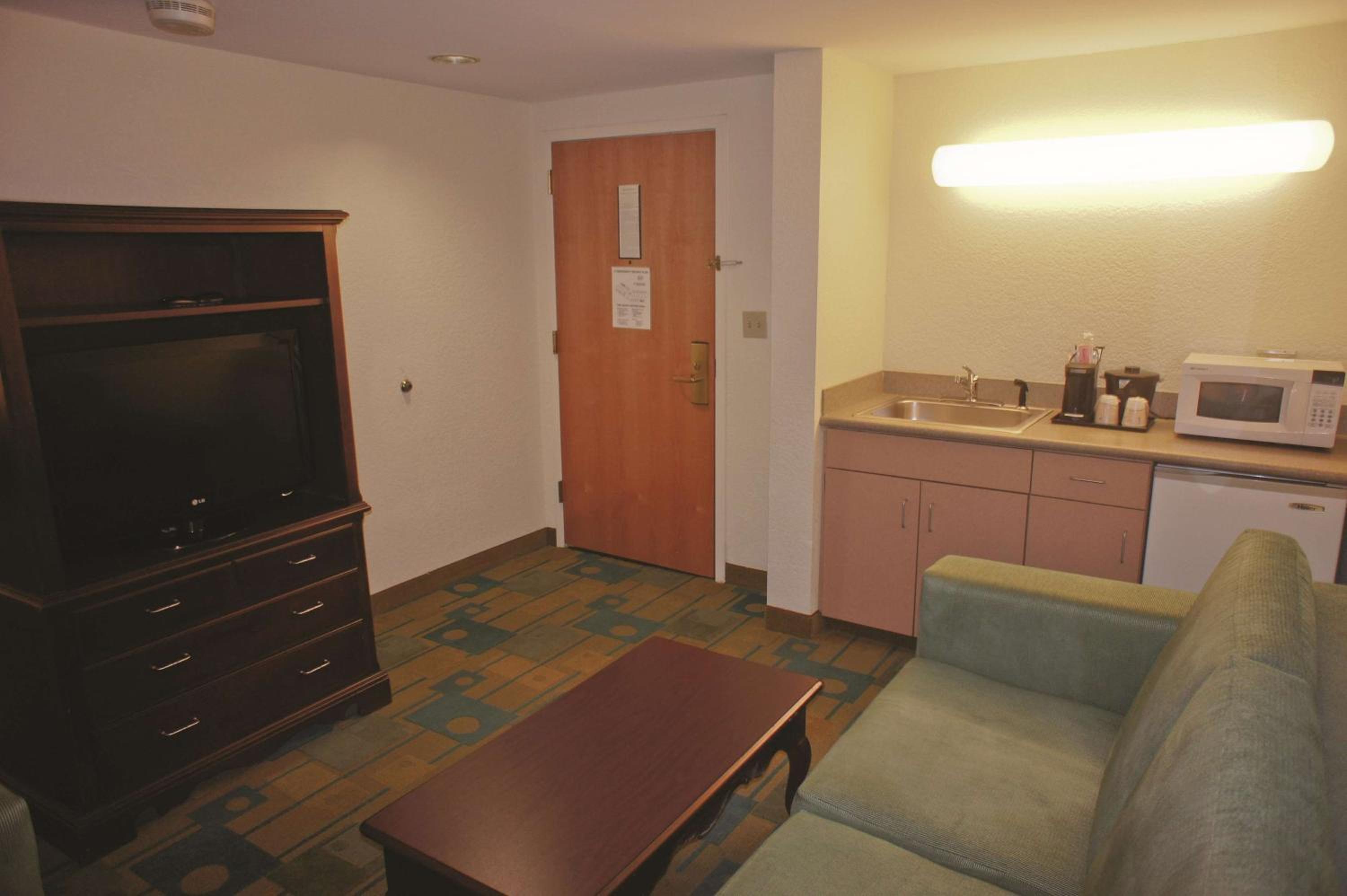 Deluxe One-Bedroom Queen Suite with Mobility/Hearing Access and Views - Non-Smoking - Photo 6